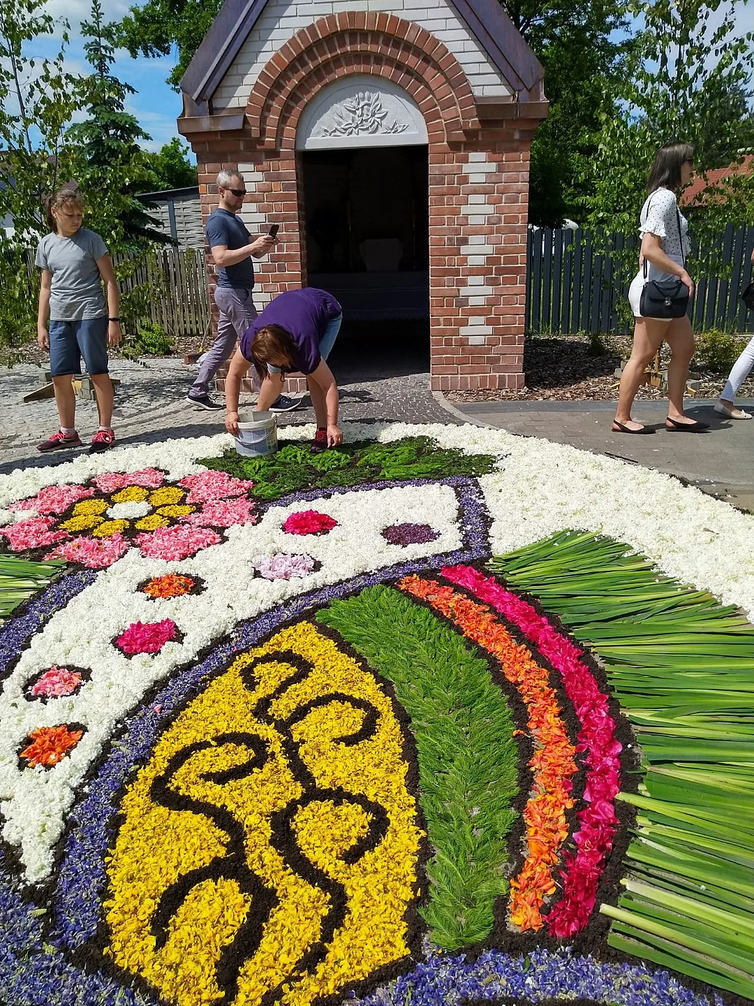 Photo showing: Every year at Corpus Christi, parishioners from Spycimierz in Poland lay a two-kilometer-long colorful carpet of living flowers. On this day many visitors come here to admire the work of the inhabitants.