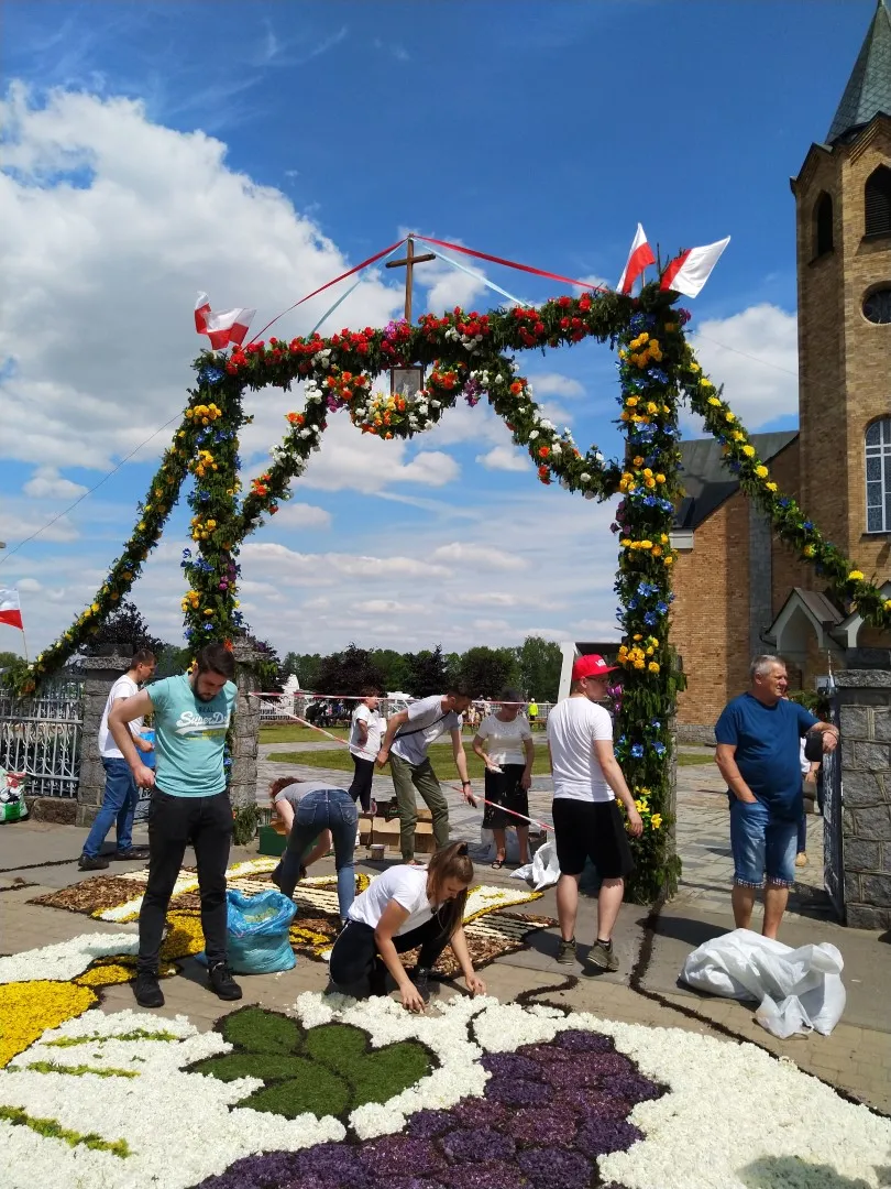 Photo showing: Every year at Corpus Christi, parishioners from Spycimierz in Poland lay a two-kilometer-long colorful carpet of living flowers. Two decorated gates are erected on this day.