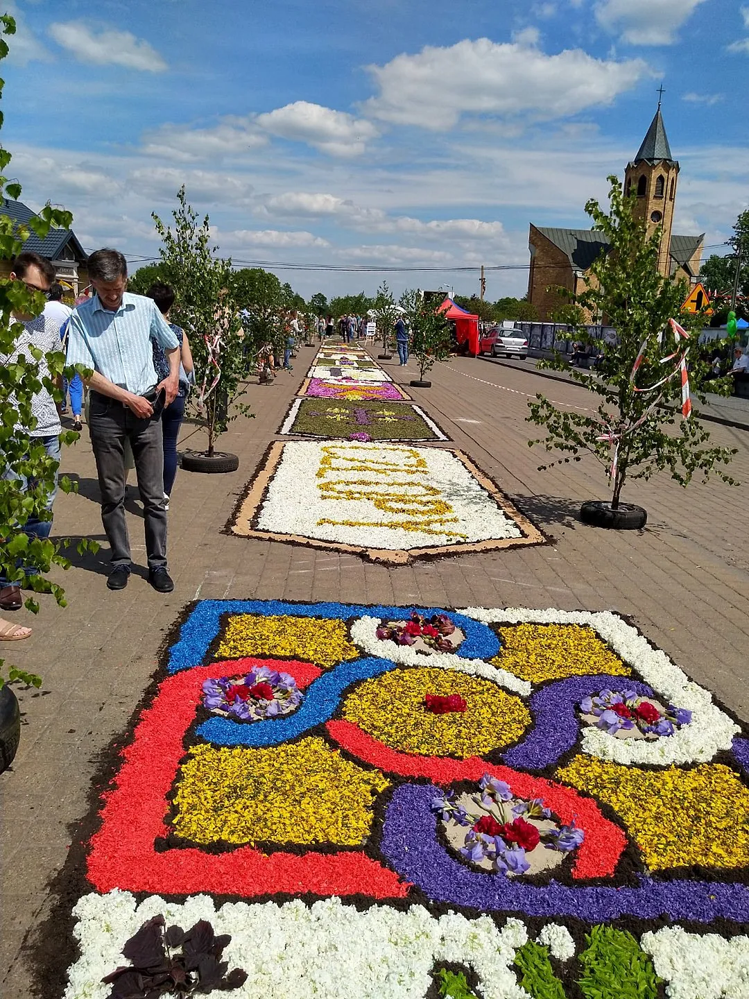 Photo showing: Every year at Corpus Christi, parishioners from Spycimierz in Poland lay a two-kilometer-long colorful carpet of living flowers. On this day many visitors come here to admire the work of the inhabitants.