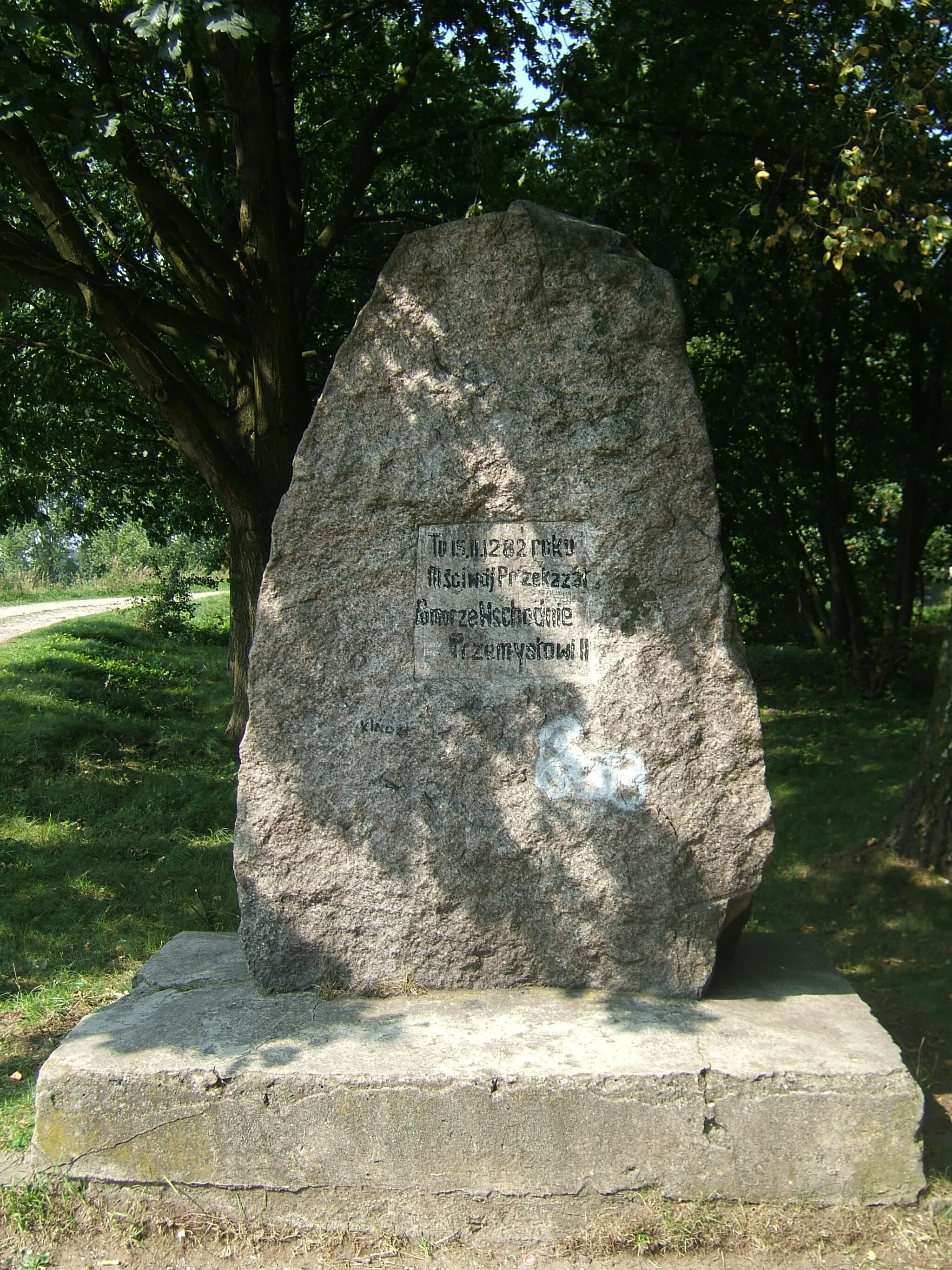 Photo showing: Pamiątkowy głaz w Kępnie upamiętniający przekazanie przez Mściwoja Pomorza Wschodniego Przemysłowi II jakie miało miejsce 15 lutego 1282 roku.