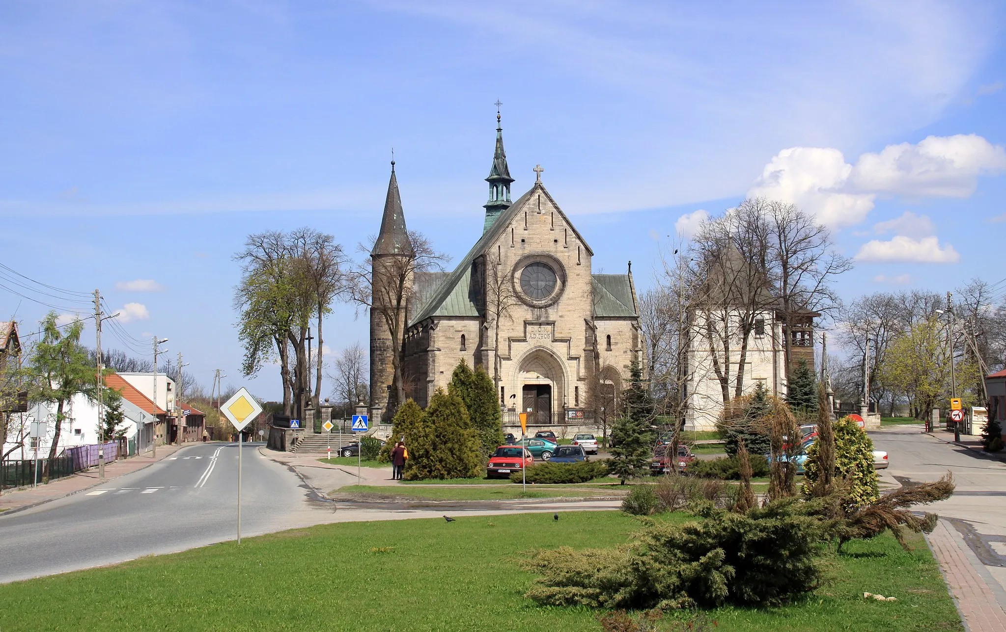 Photo showing: Żarnów (District opoczyński) - view of the northern frontage of the market with the Church of St. Nicholas.