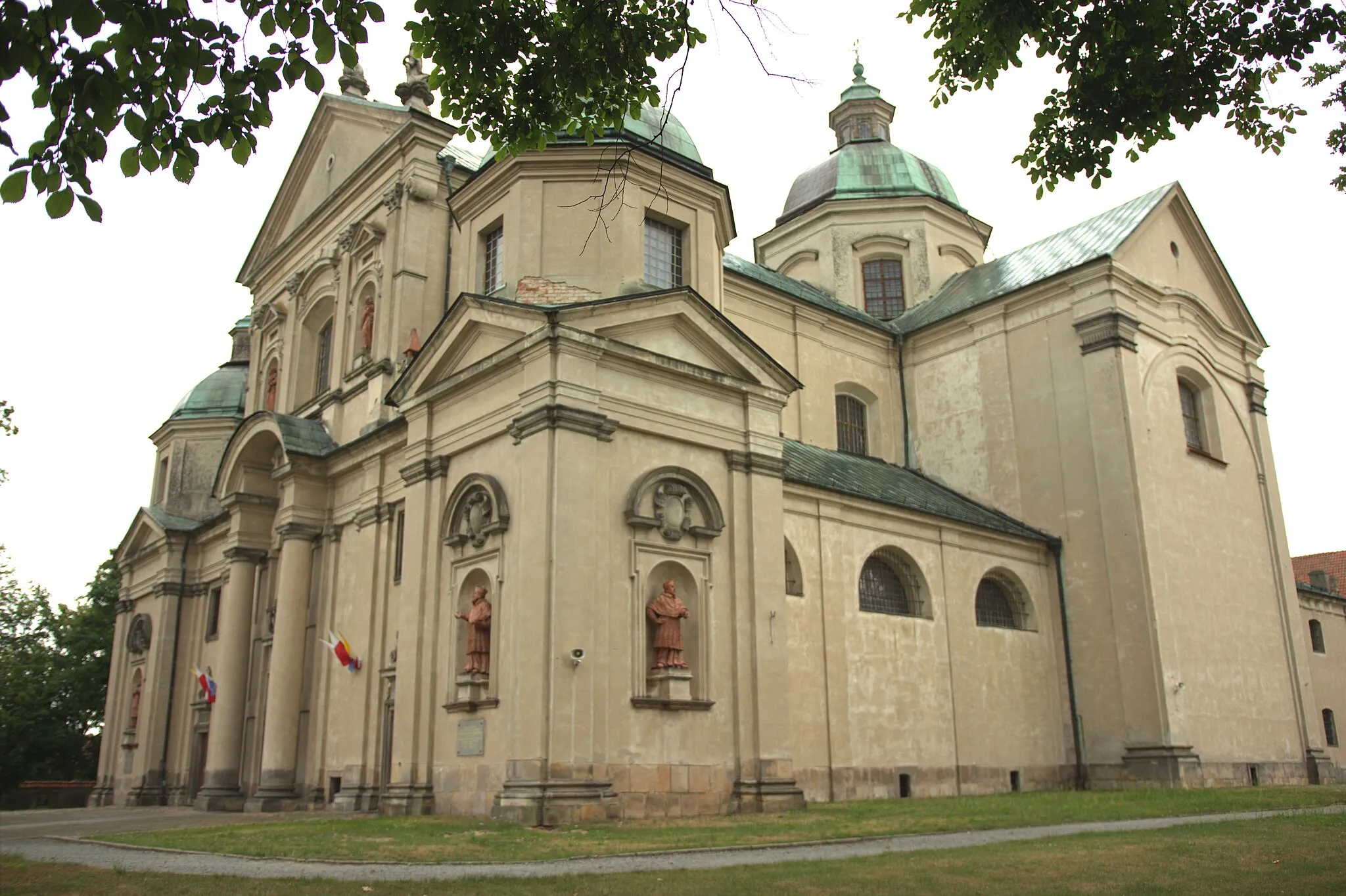 Photo showing: Bazylika św. Filipa Neri i św. Jana Chrzciciela w Studziannie – barokowy kościół wzniesiony został w latach 1688-1724 na planie krzyża. Jest to jeden z najpiękniejszych barokowych kościołów województwa łódzkiego.