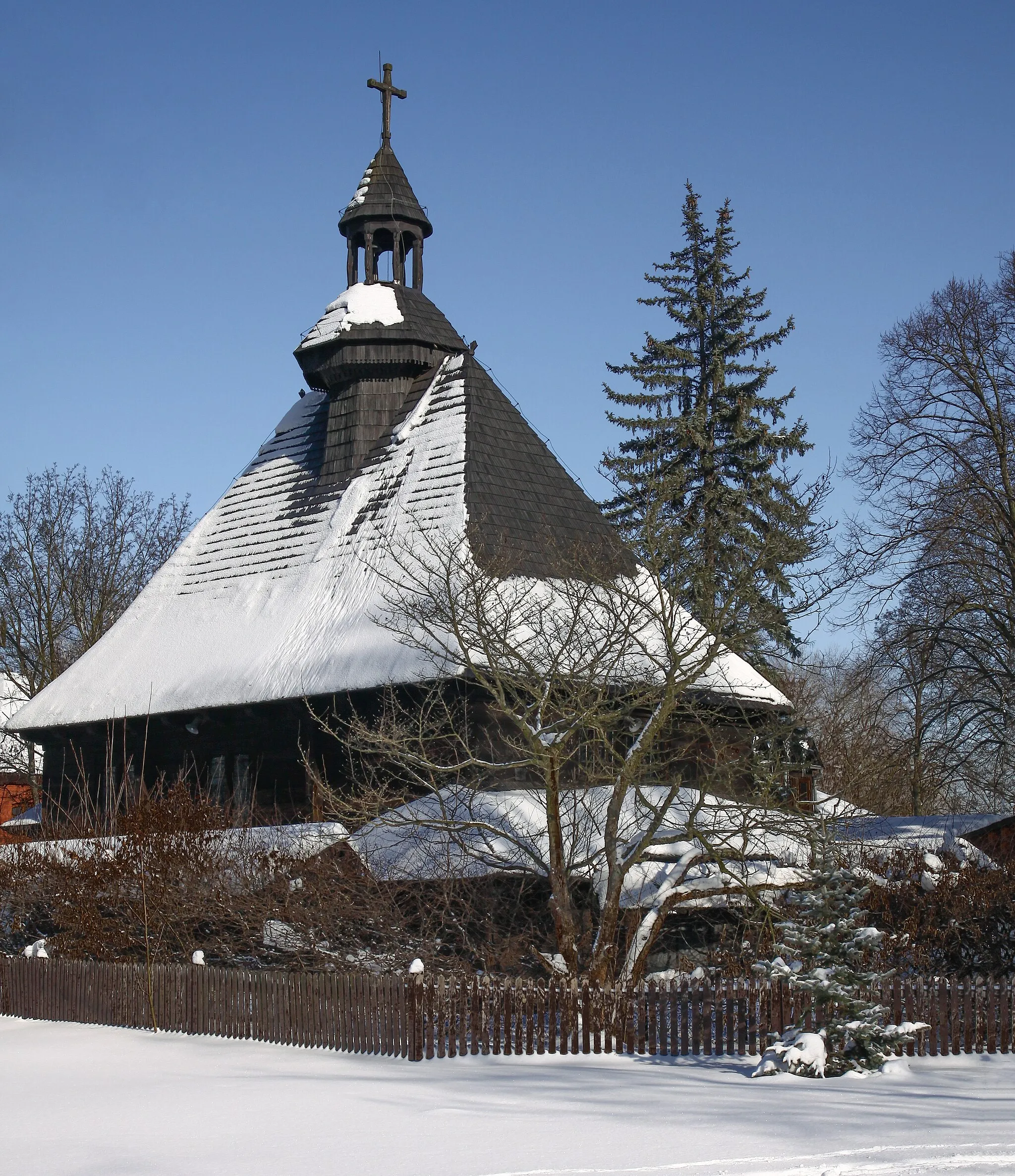 Photo showing: Kościół Matki Boskiej Królowej Korony Polskiej zimą.
