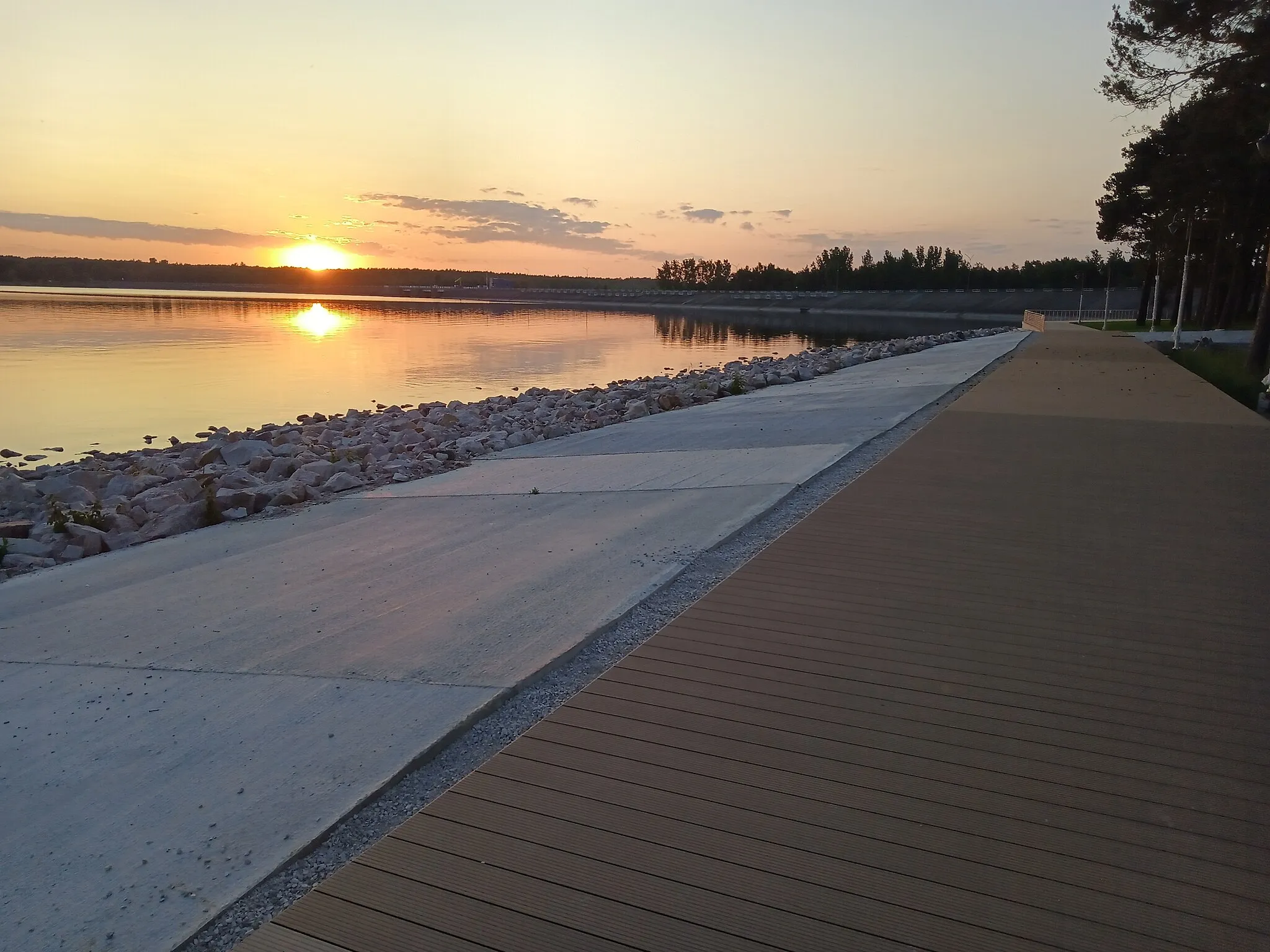 Photo showing: Nowa infrastruktura na wschodnim wybrzeżu Zalewu Sulejowskiego, wzdłuż ulicy Klonowej we wsi Smardzewice, gmina Tomaszów Mazowiecki, powiat tomaszowski, województwo łódzkie