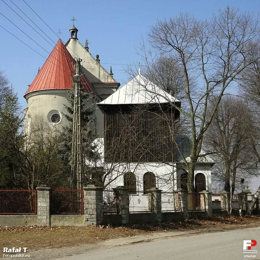Photo showing: Drewniana dzwonnica i kościół od strony prezbiterium.