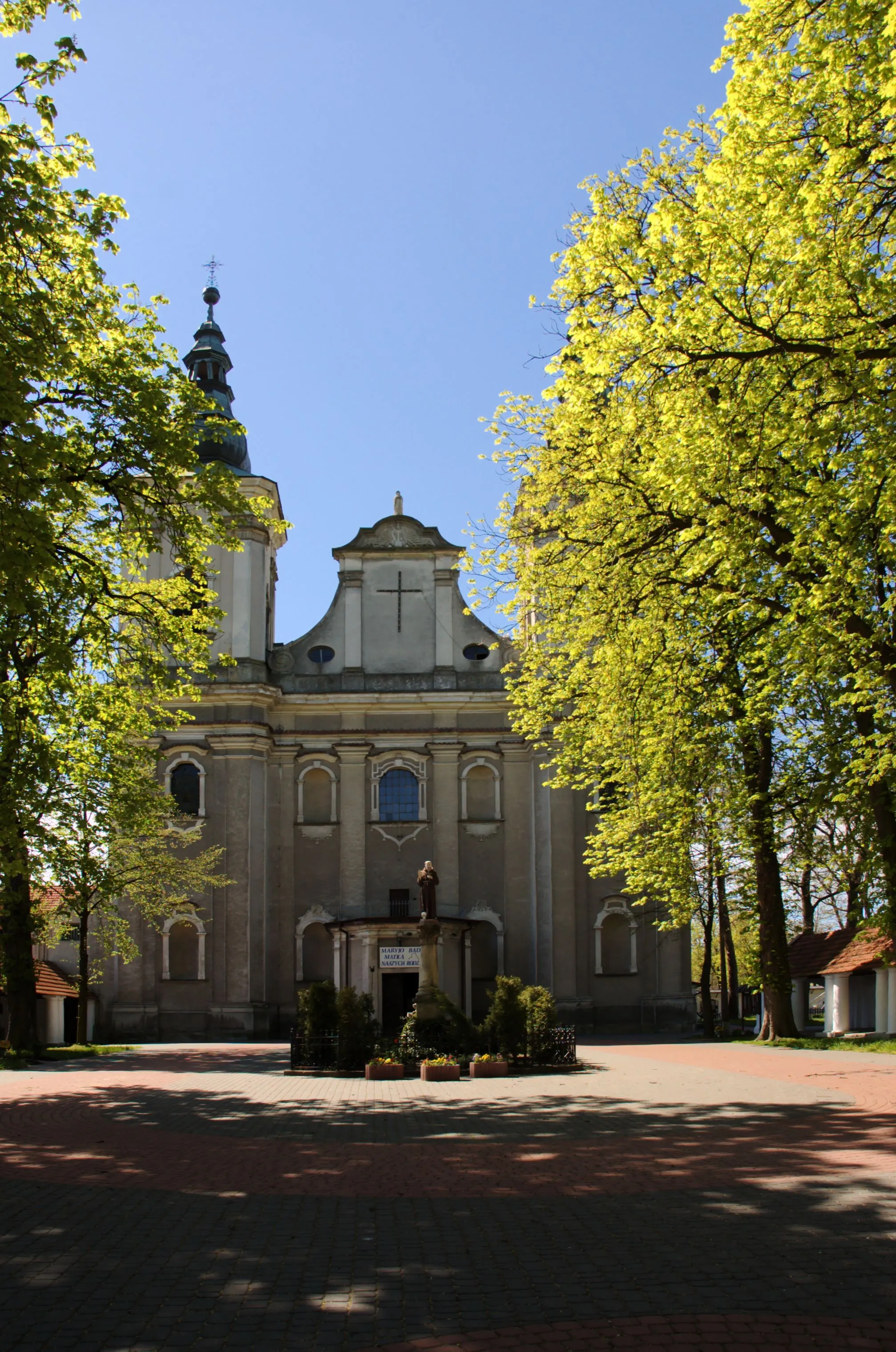 Photo showing: Front view of Transfiguration of the Lord's church in Paradyż, Poland