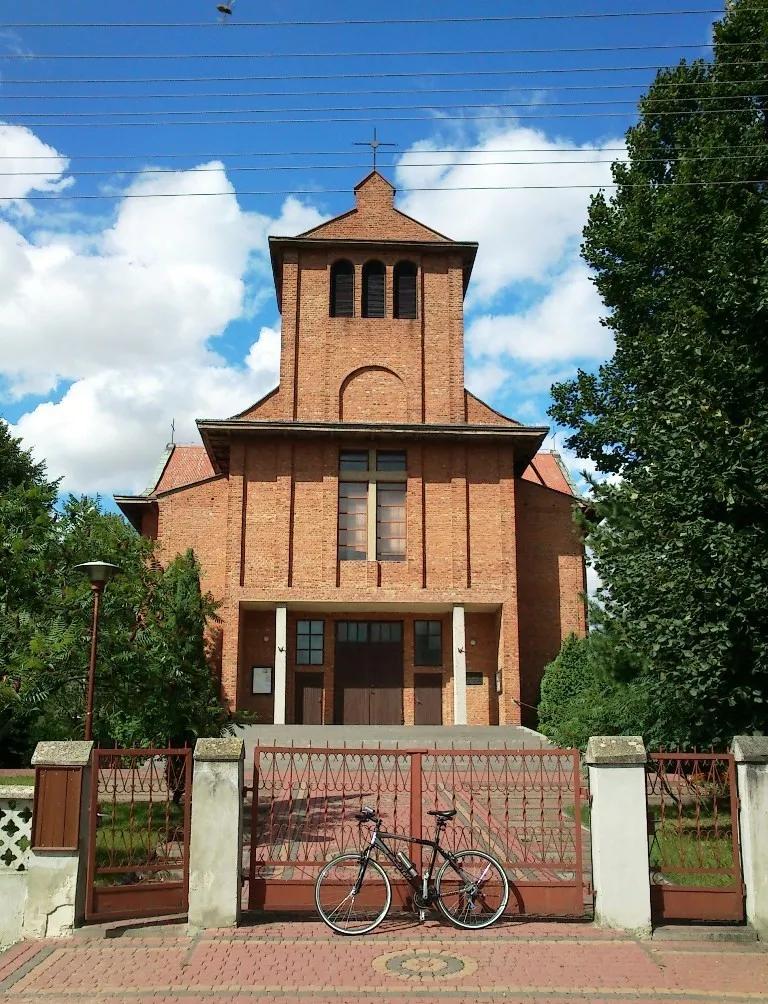 Photo showing: Widok na dwupoziomowy kościół Parafii św. Józefa Rzemieślnika w Kochanowie.