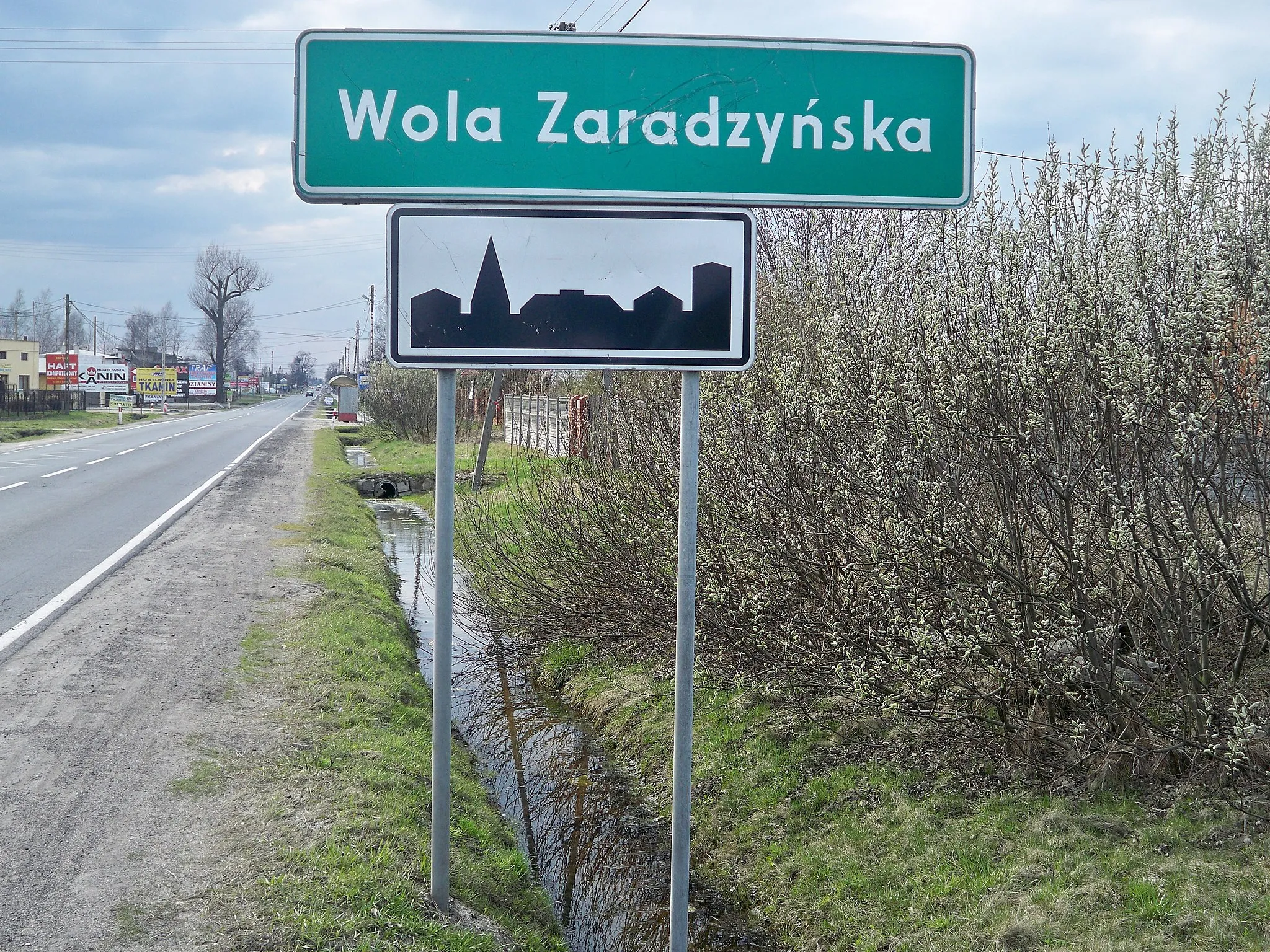 Photo showing: Wjazd od strony miejscowości Gospodarz w gminie Rzgów, Województwo Łódzkie