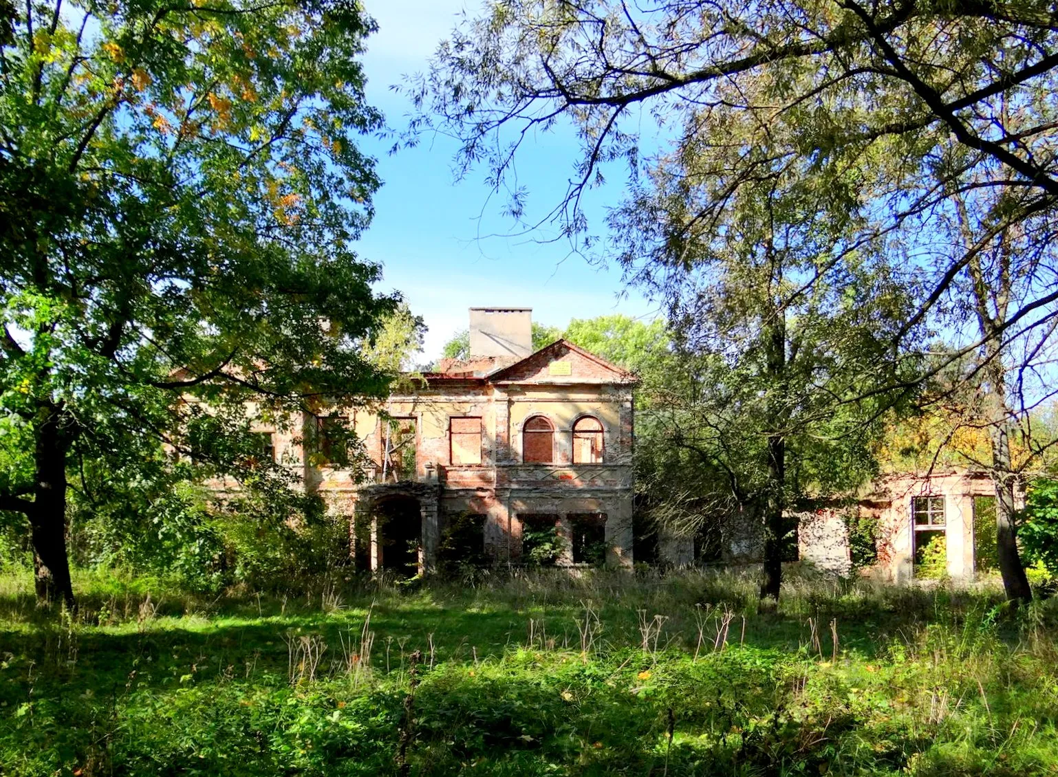 Photo showing: Moszczenica. Ruiny dworu Enderów