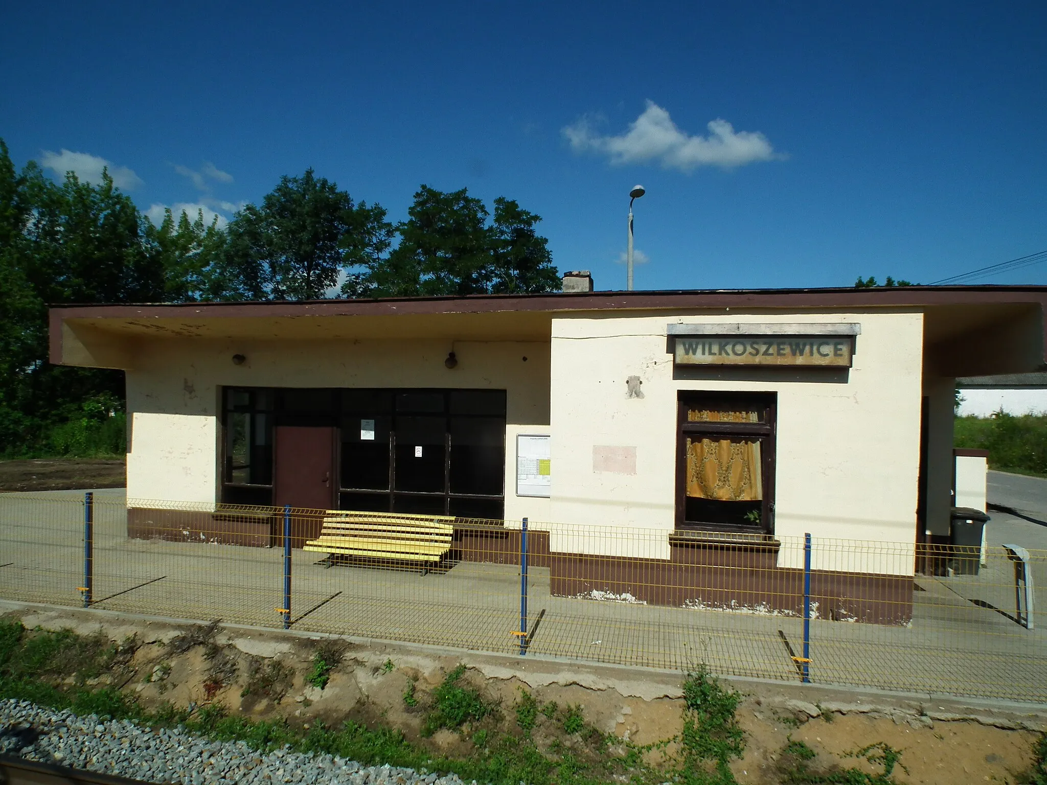 Photo showing: Przystanek kolejowy Wilkoszewice - dworzec.
