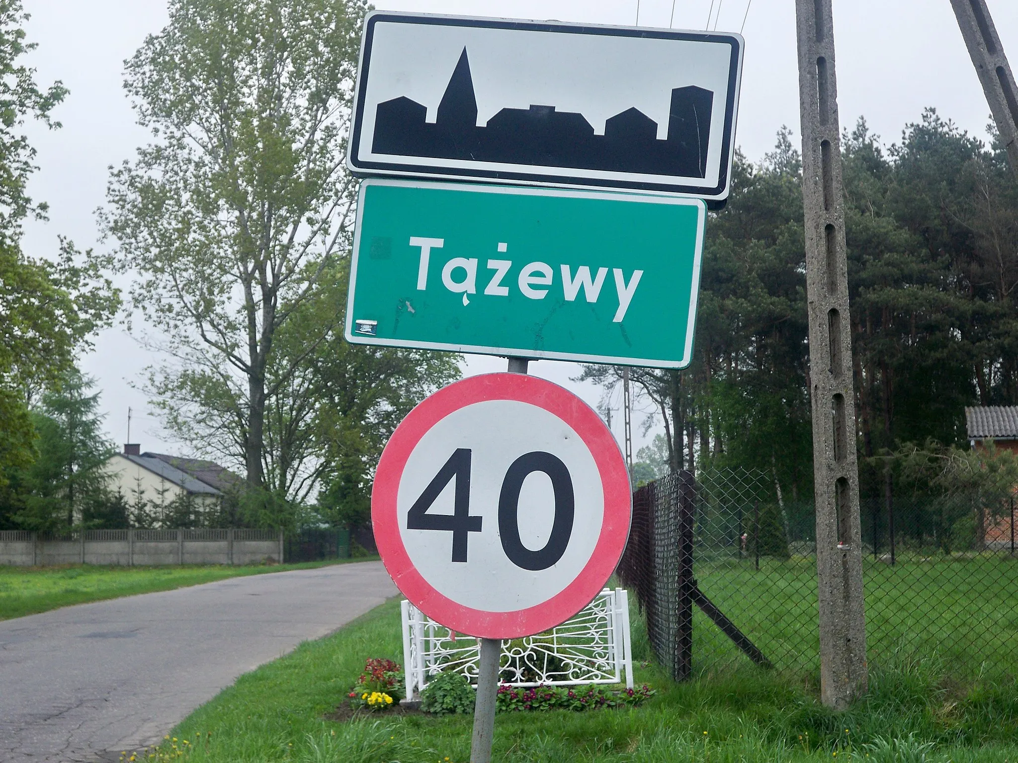 Photo showing: Wjazd do miejscowości od strony Leszczyn Małych,Gmina Dłutów,Powiat Pabianicki,Województwo Łódzkie