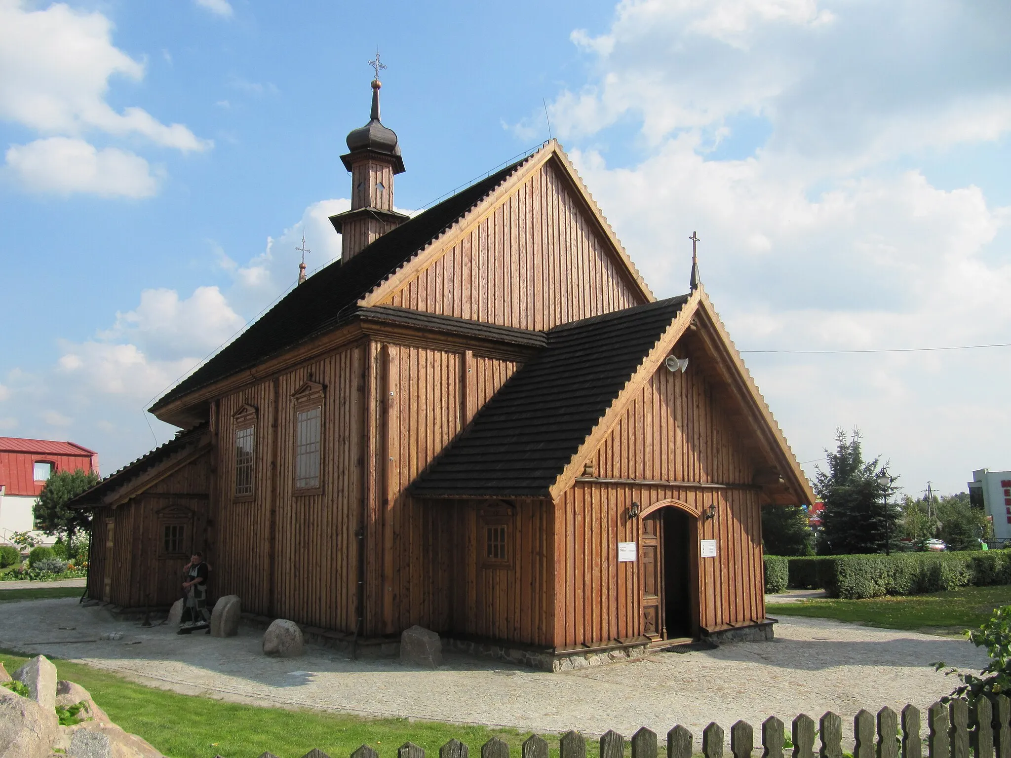 Photo showing: Radomsko - Kościół par. pw. św. Rocha, drewn., 1502, XVIII - widok od frontu (zabytek nr 230-X-40 z 29.03.1949; 242 z 27.12.1967)