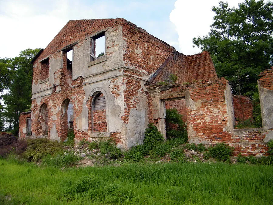 Photo showing: Ruiny dworu w Łaznowie tzw. Belweder rok 2010