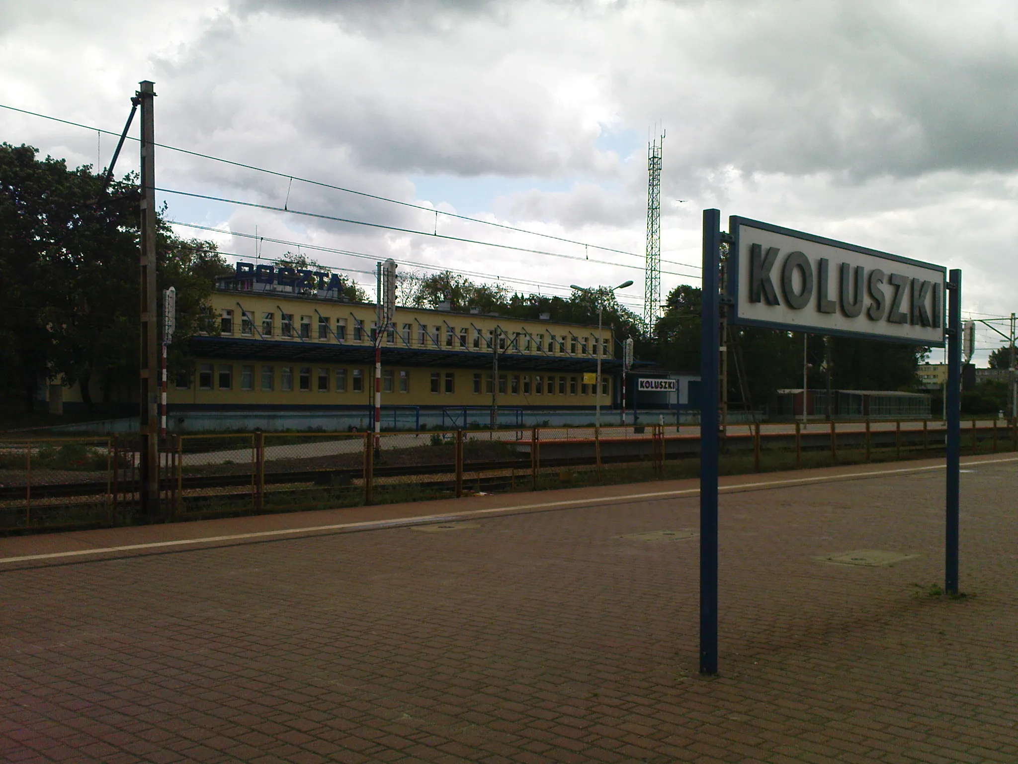 Photo showing: Koluszki, poczta i peron.