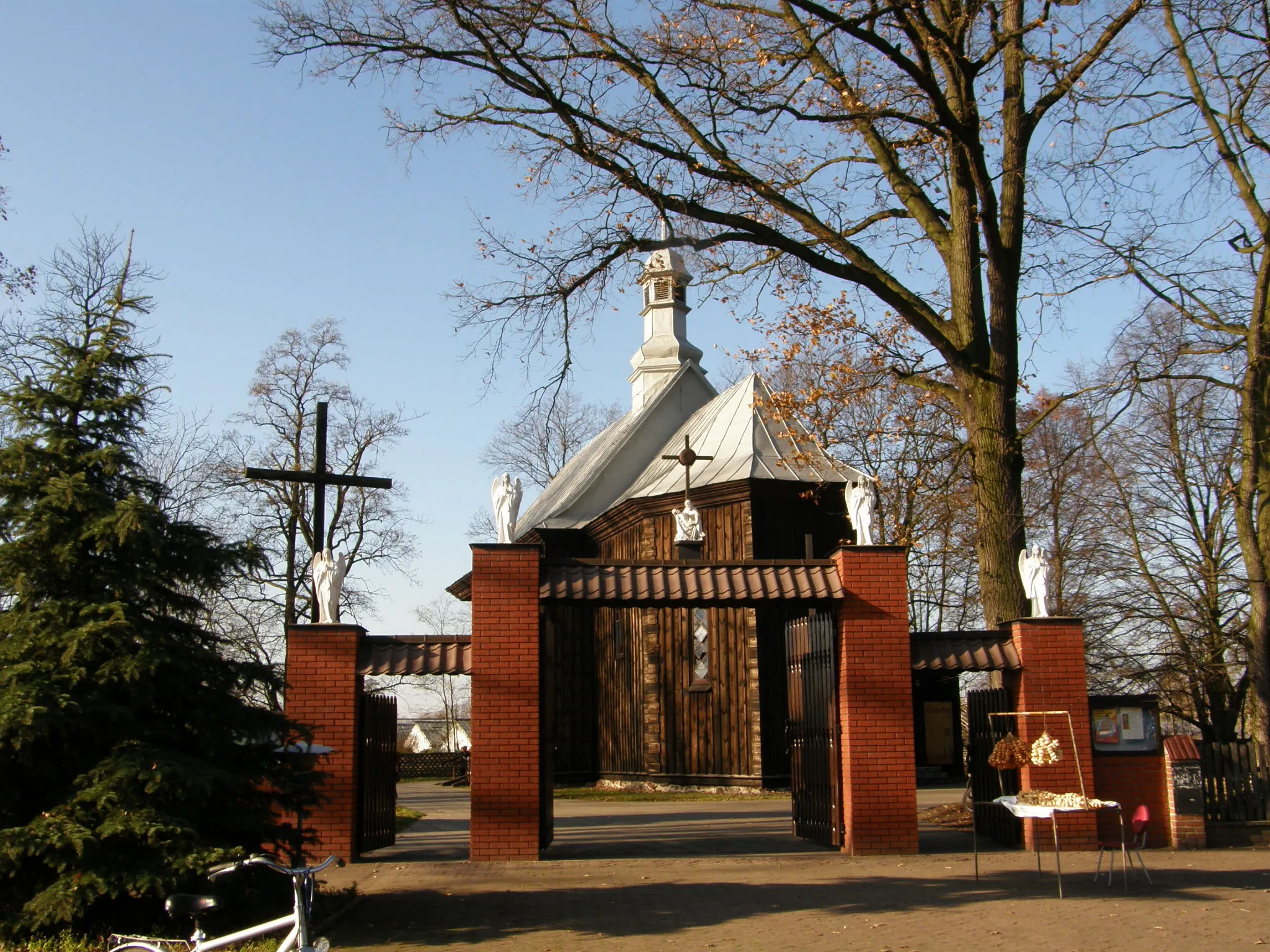 Photo showing: Drewniany kościół parafialny p.w. św. Teodora w Kociszewie, woj. łódzkie