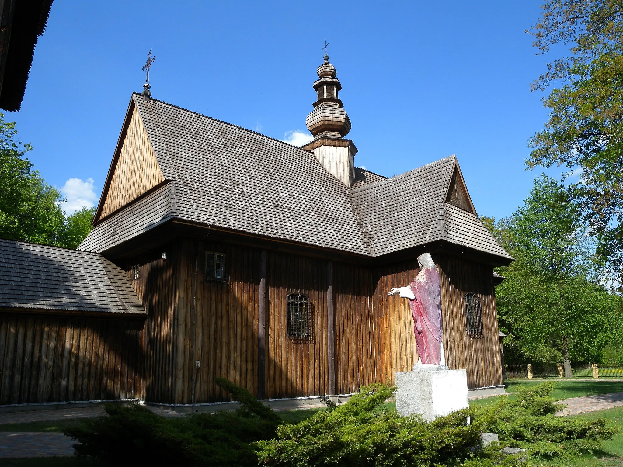 Photo showing: kościół par. pw. św. Wojciecha, drewniany
(oraz dzwonnica drewn., nr rej.: 57 z 20.07.1967)