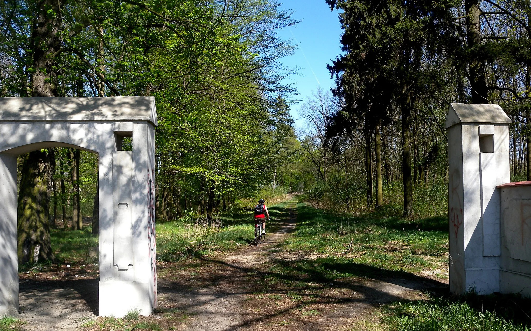 Photo showing: Dłutów, brama do nieistniejącego dworu i park