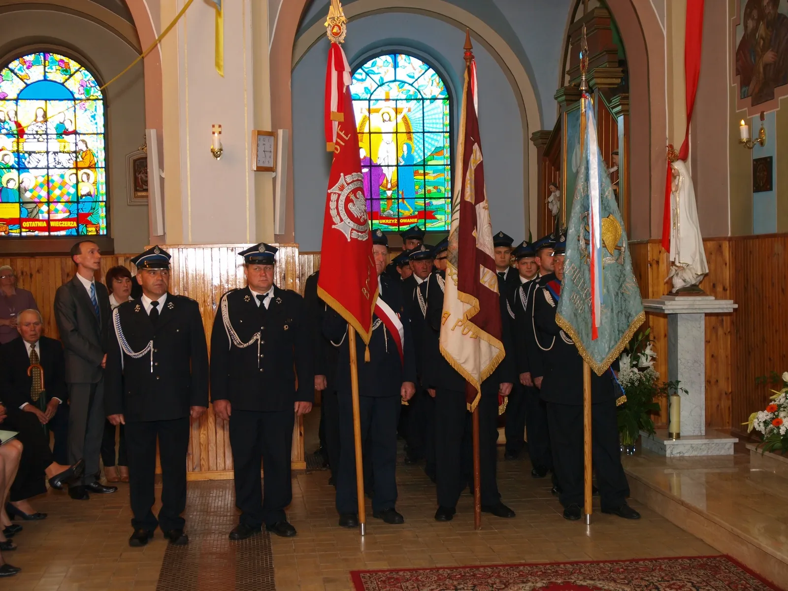 Photo showing: Chabielice strażacy OSP podczas uroczystej mszy św. z okazji 50-lecia konsekracji kościoła.