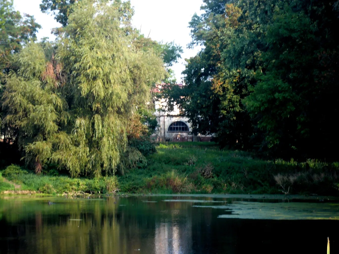 Photo showing: Widok na park dworski z dworkiem i staw otaczajacy park w Bujnach