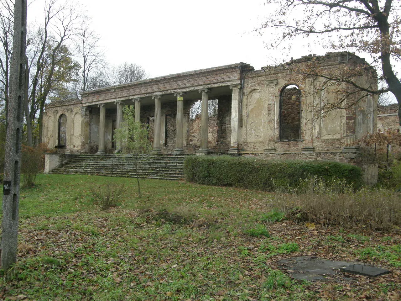 Photo showing: Klasycystyczny pałac, którego budowę rozpoczął i projekt zamówił Hugo Kołłątaj. budowę dkończył bratanek księdza, Eustachy Kołłątaj, wzniósł ok. 1830 roku.