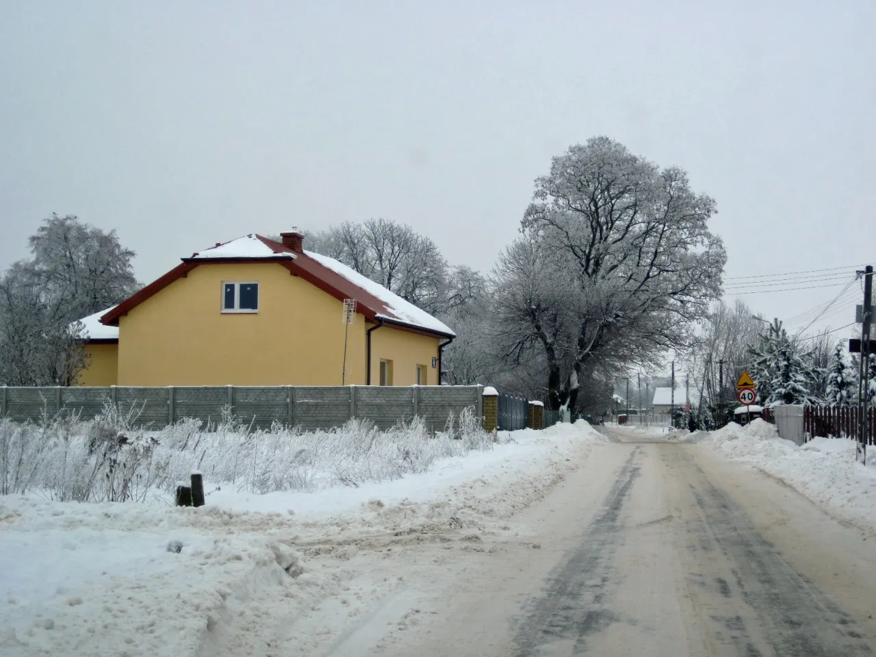 Photo showing: Borowa Góra, Lipowa Street in the winter