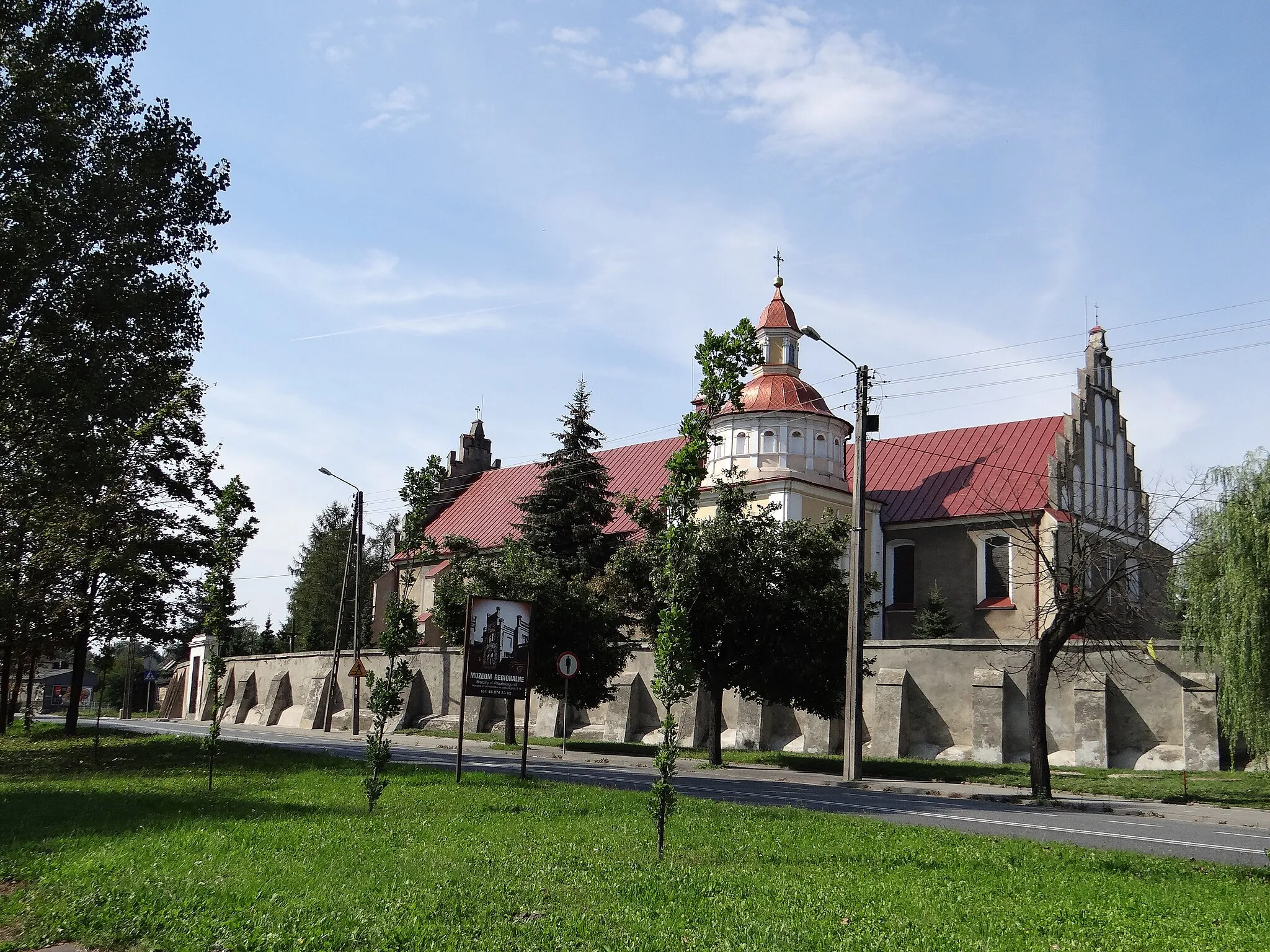 Photo showing: Kościół p.w. Podwyższenia Świętego Krzyża w Brzezinach