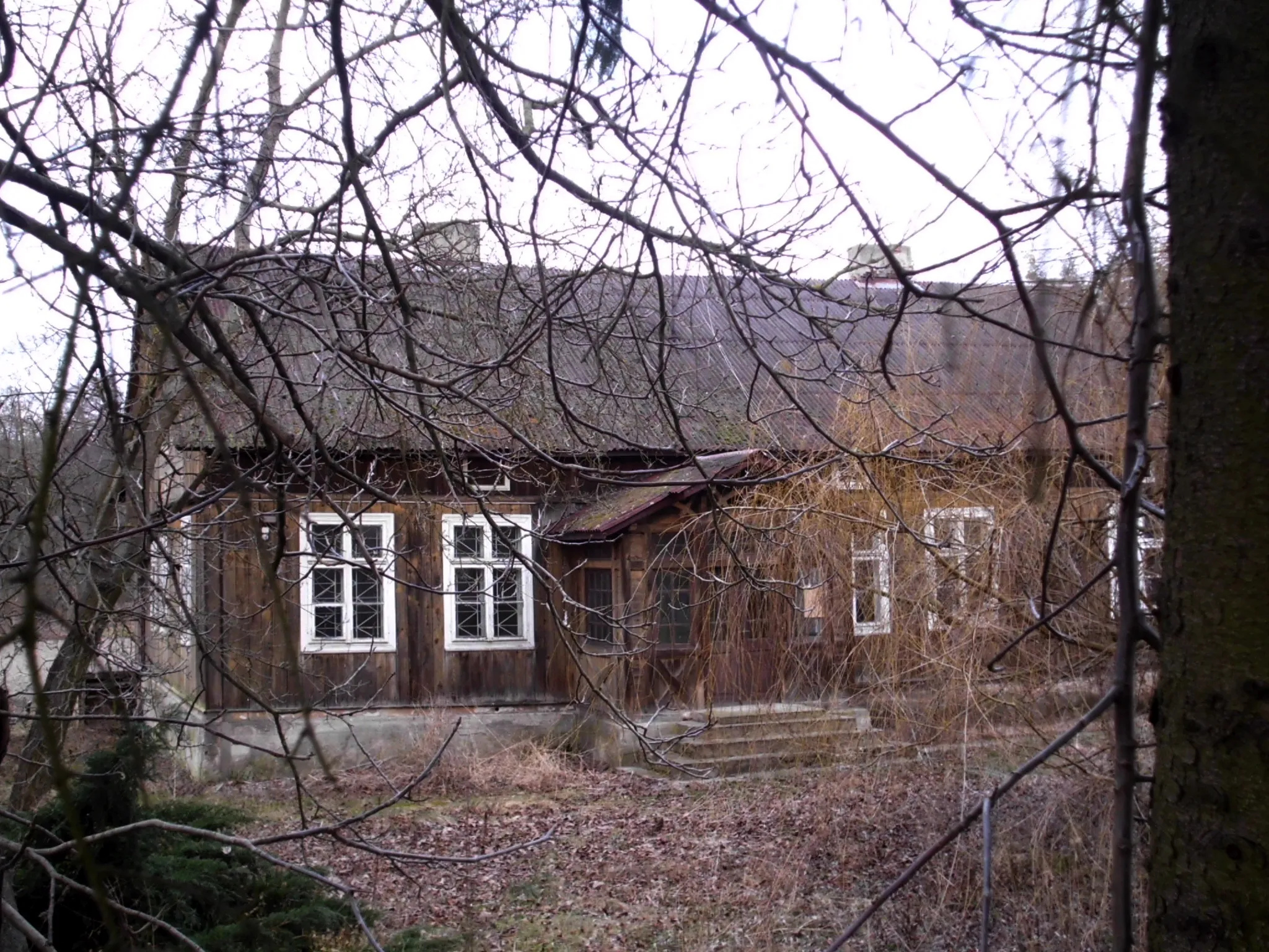 Photo showing: Drewniany dom w ogrodzie - Kołacin (woj. łódzkie)