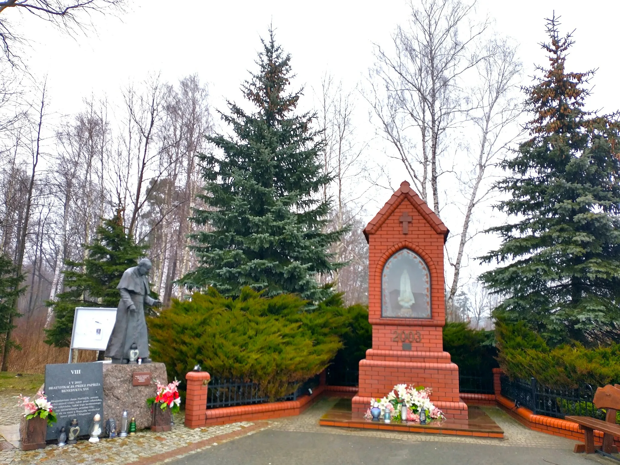 Photo showing: Rybakówka i pomnik Jana Pawła II w Rzepkach koło Tuszyna w łódzkiem.