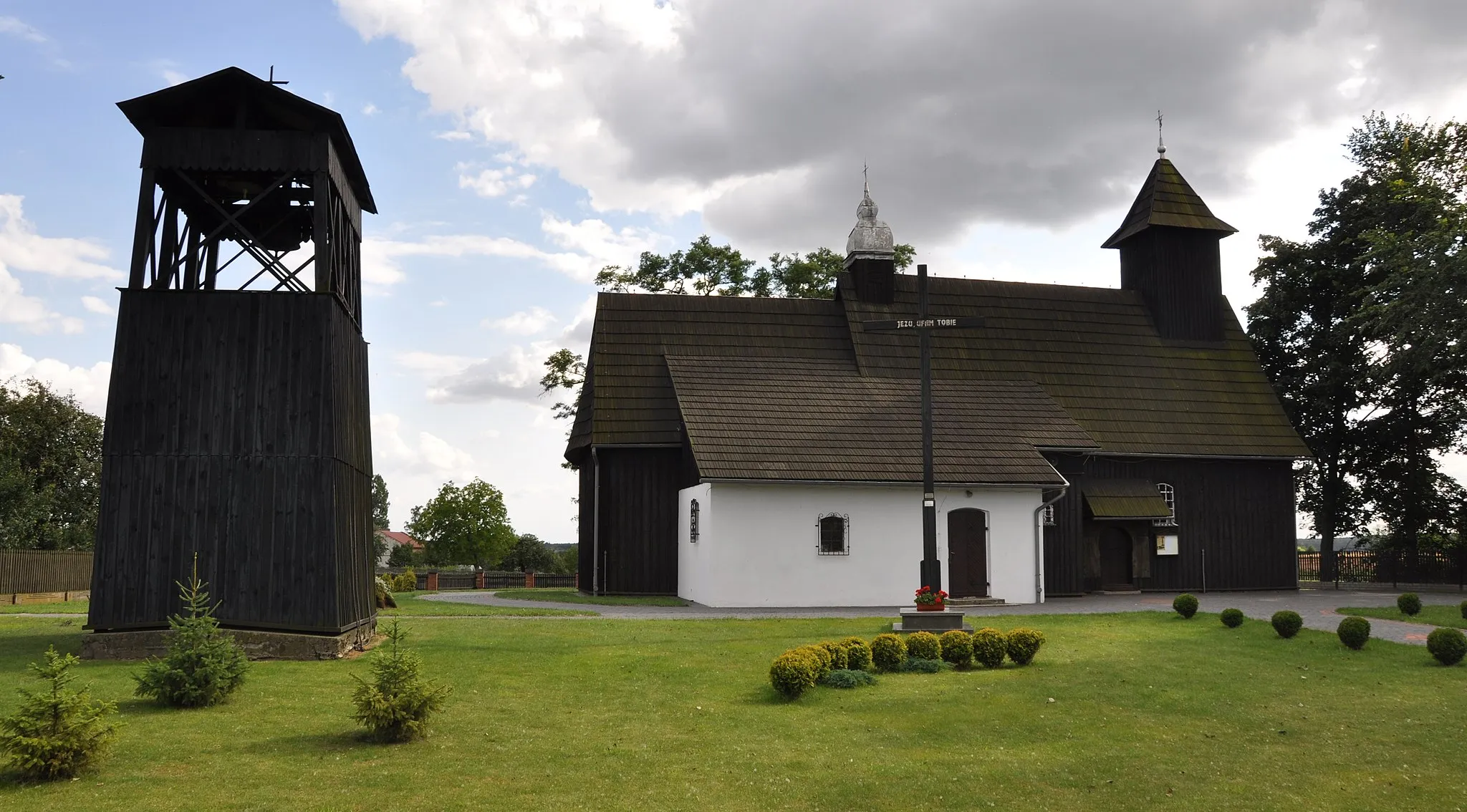 Photo showing: Kościół par. pw. św. Leonarda w Wierzbiu - widok z przodu. Widoczna również dzwonnica.