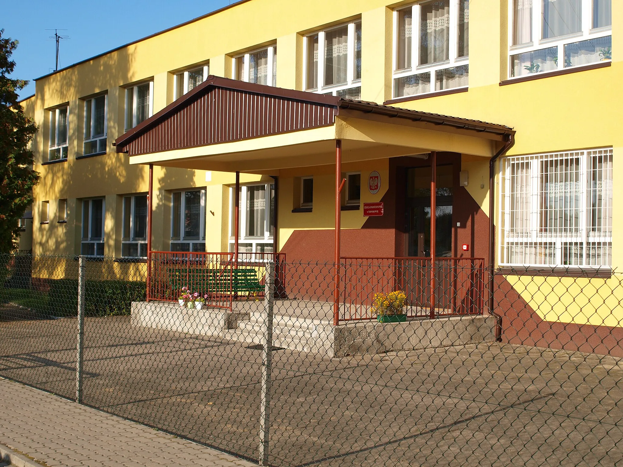 Photo showing: Szkoła Podstawowa w Toporowie (woj. łódzkie)