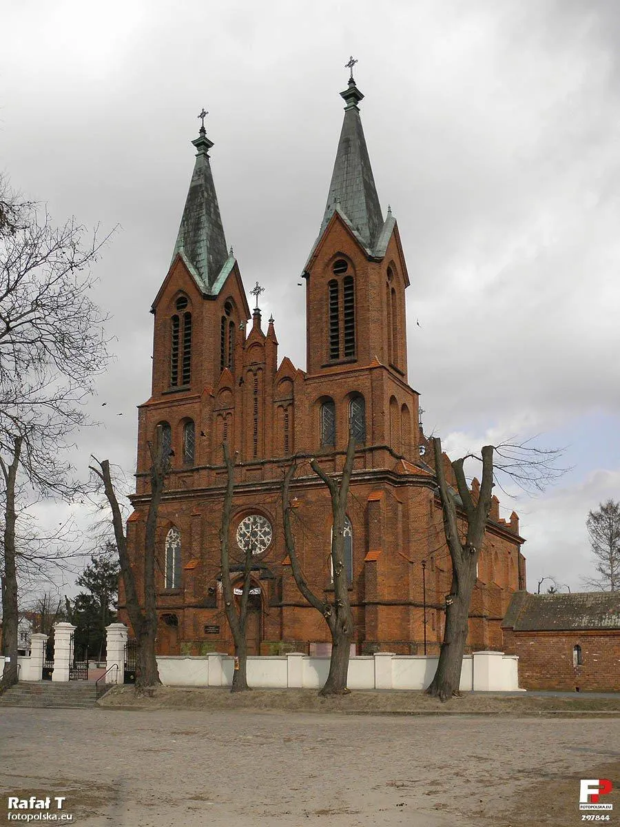 Photo showing: Zabytkowy kościół śś. Piotra i Pawła, widok z rynku.
