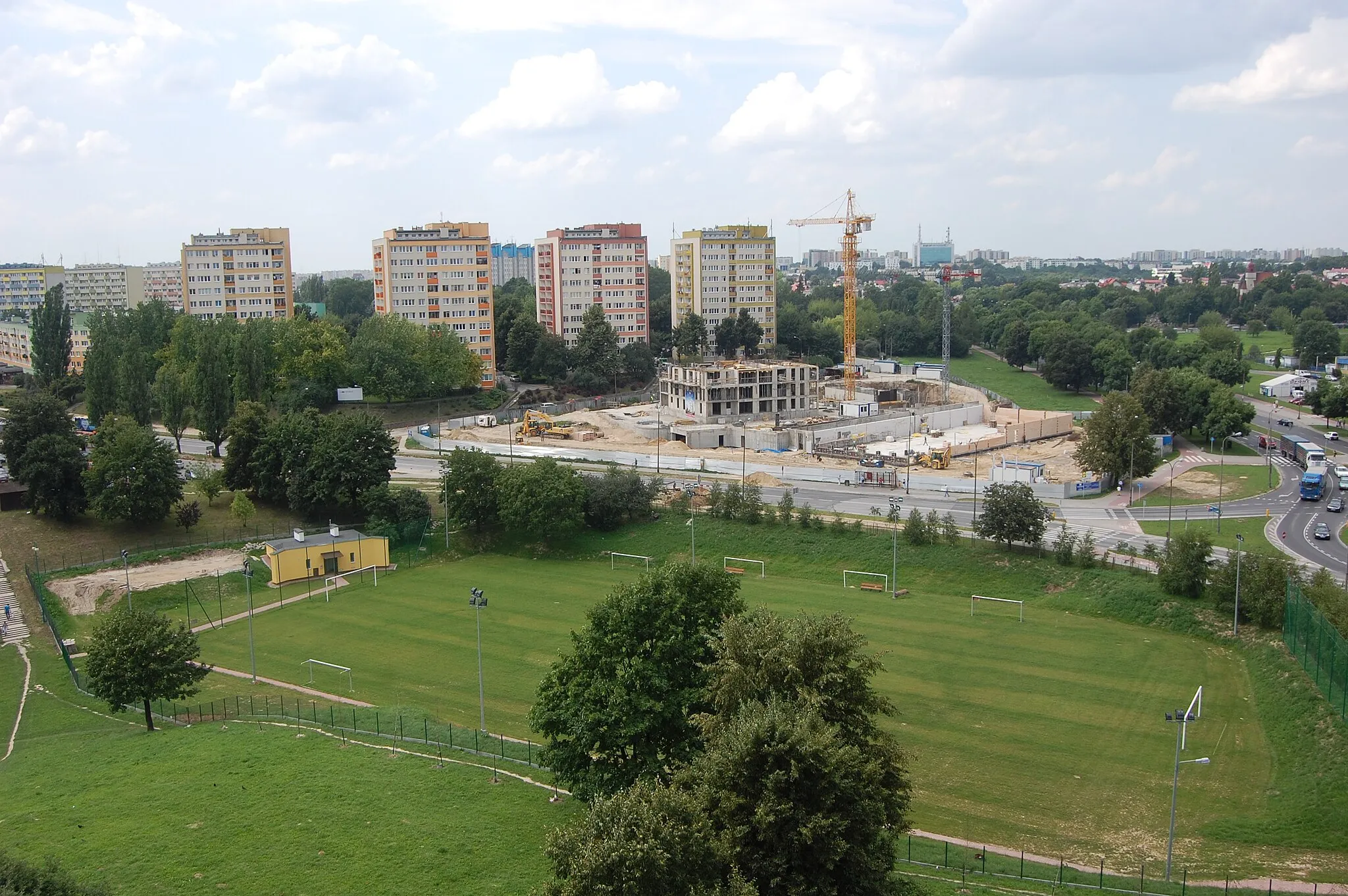 Photo showing: MKS Kalina municipal stadium in Lublin, Poland. "Perły Kaliny" apartment blocks under construction.