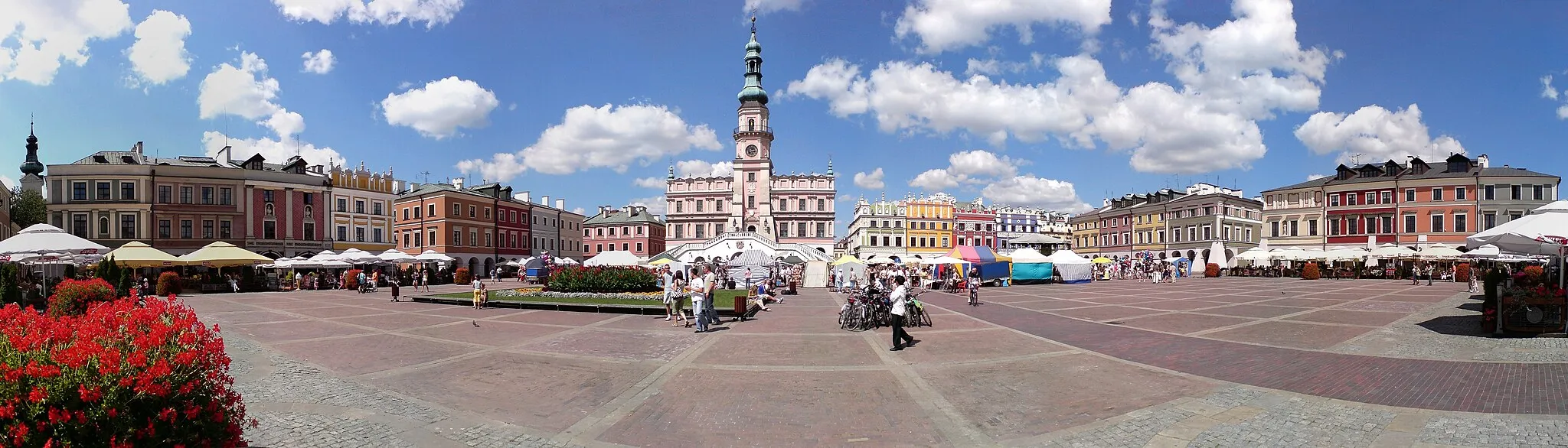 Photo showing: Great market in Zamosc. Panorama created by stitching 7 photos with Hugin, photos taken using SE k800i mobile phone.