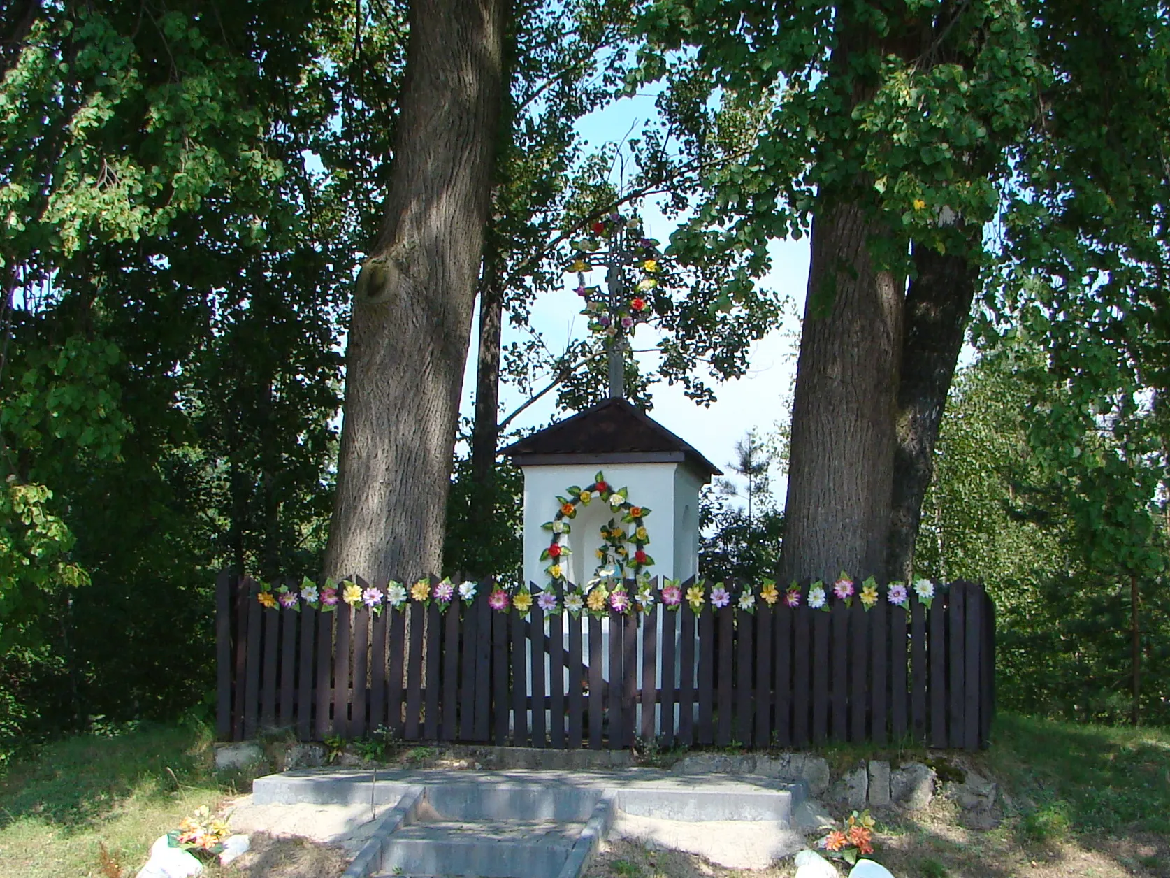 Photo showing: Kapliczka przydrożna w Budzyniu, powiat biłgorajski.