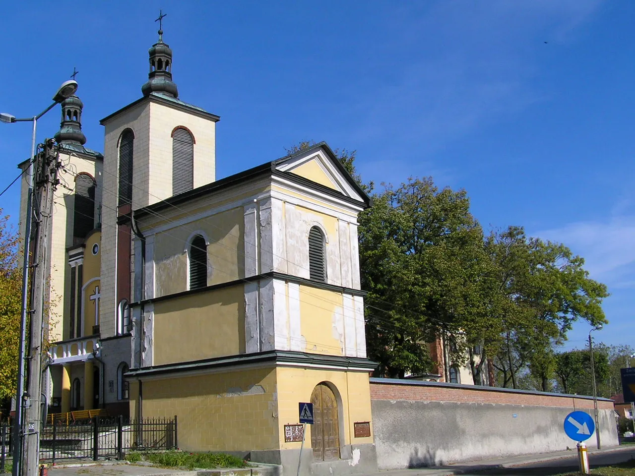 Photo showing: Piaski - kościół parafialny p.w. Podwyższenia Krzyża Świętego