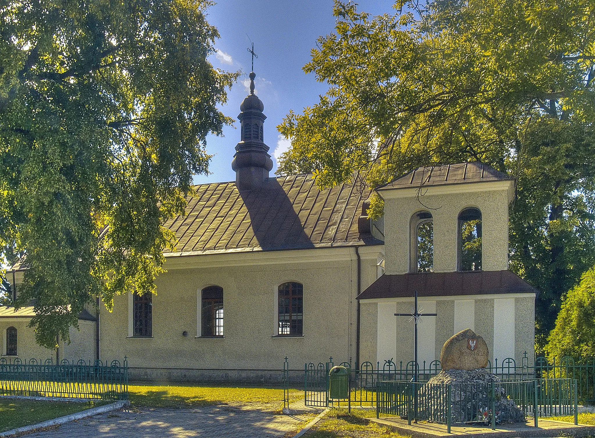 Photo showing: Mircze - dawna cerkiew unicka p.w. św. Kosmy i Damiana w Mirczu, po zniesieniu kościoła greckokatolickiego w zaborze rosyjskim cerkiew prawosławna, od 1918 kościół rzymskokatolicki parafialny p.w. Zmartwychwstania Pańskiego, 1814, 1857, XX w (zabytek nr A/198 z 24.11.1956 i z 13.02.1967)