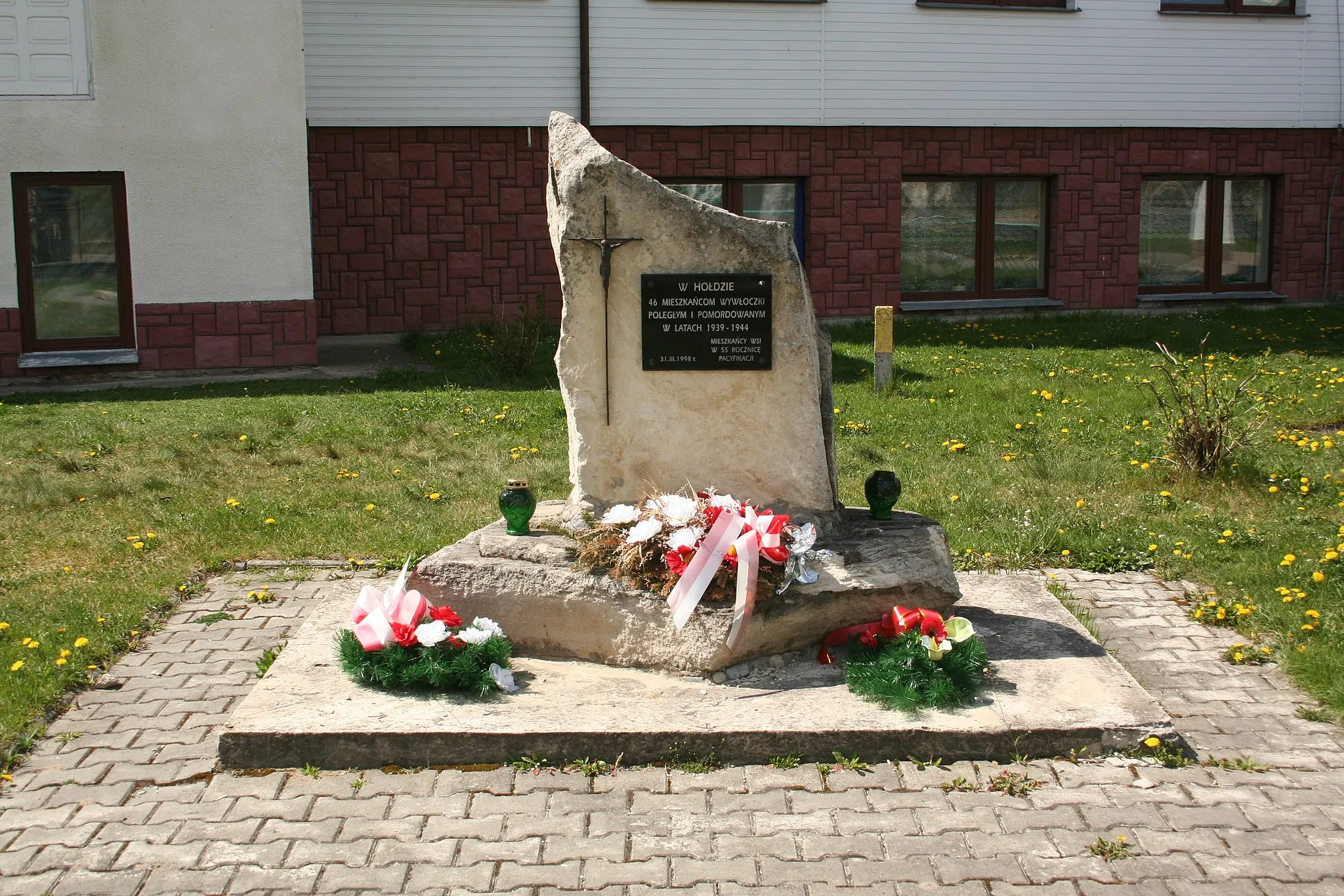 Photo showing: W hołdzie mieszkańcom zabitym przez Niemców w czasie II wojny światowej.