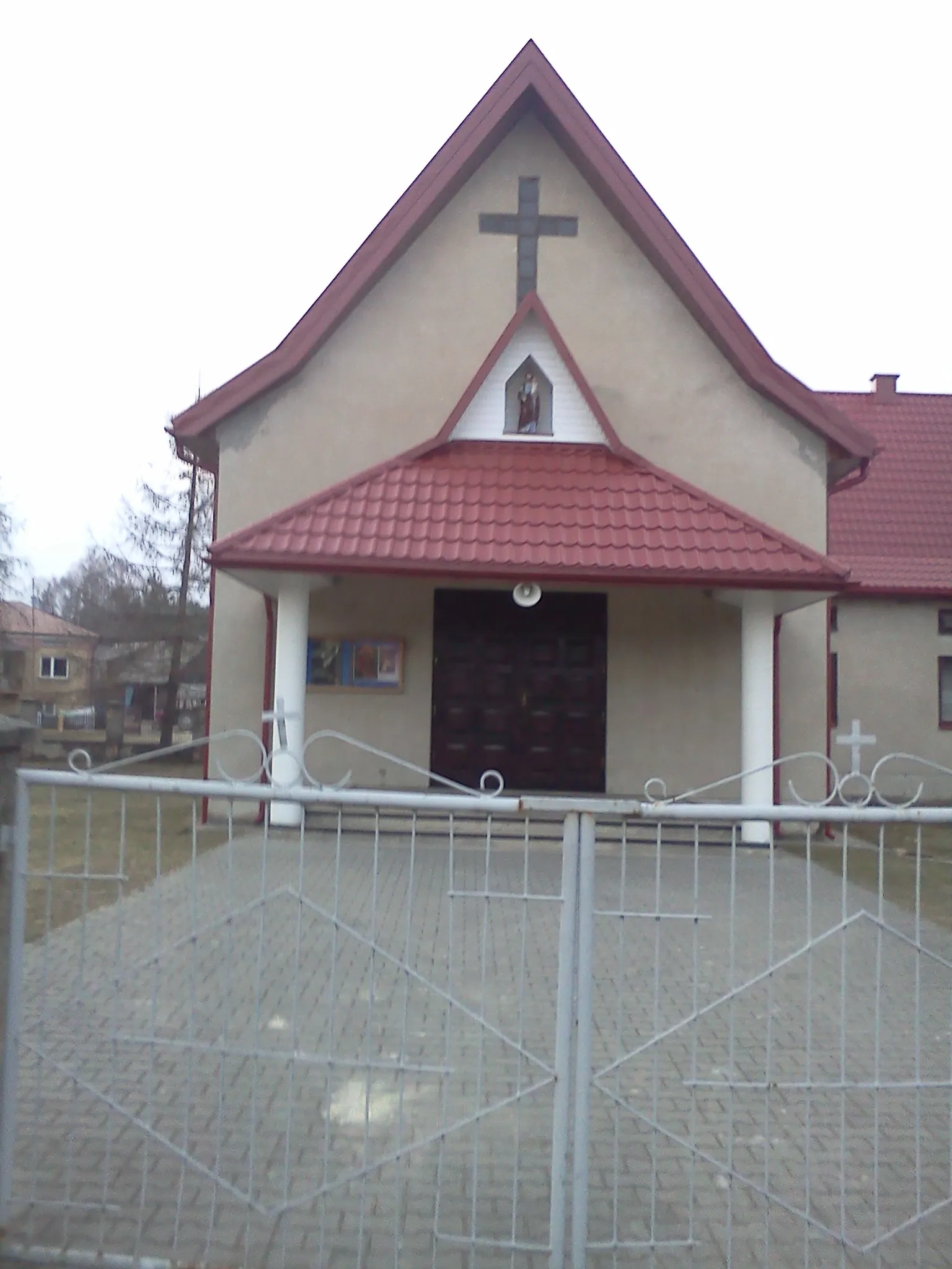 Photo showing: Wejście do Kościoła Filialnego p.w. Św. Jana Chrzciciela