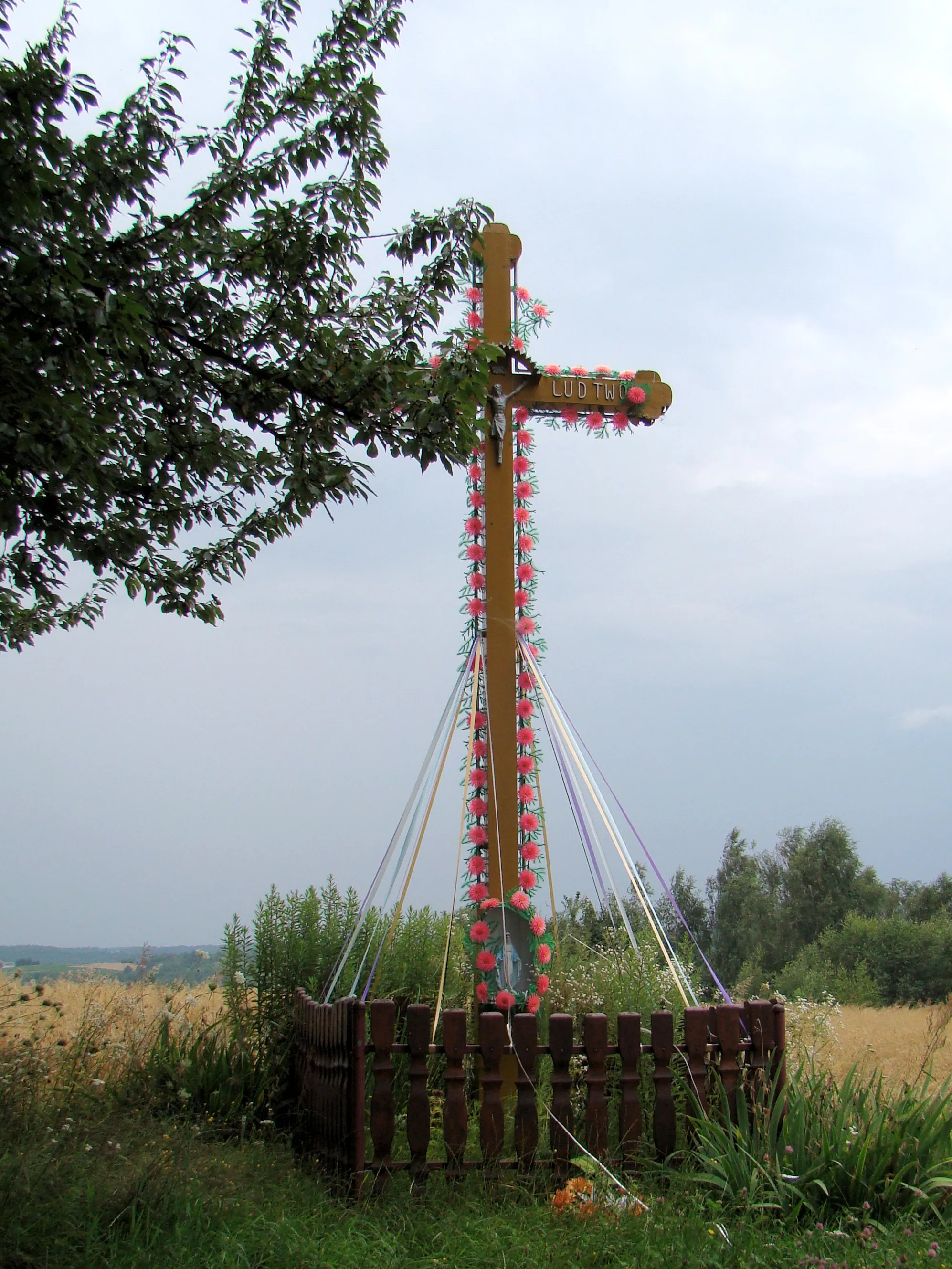 Photo showing: Kříž ve vesnici Albinów Mały, Polsko