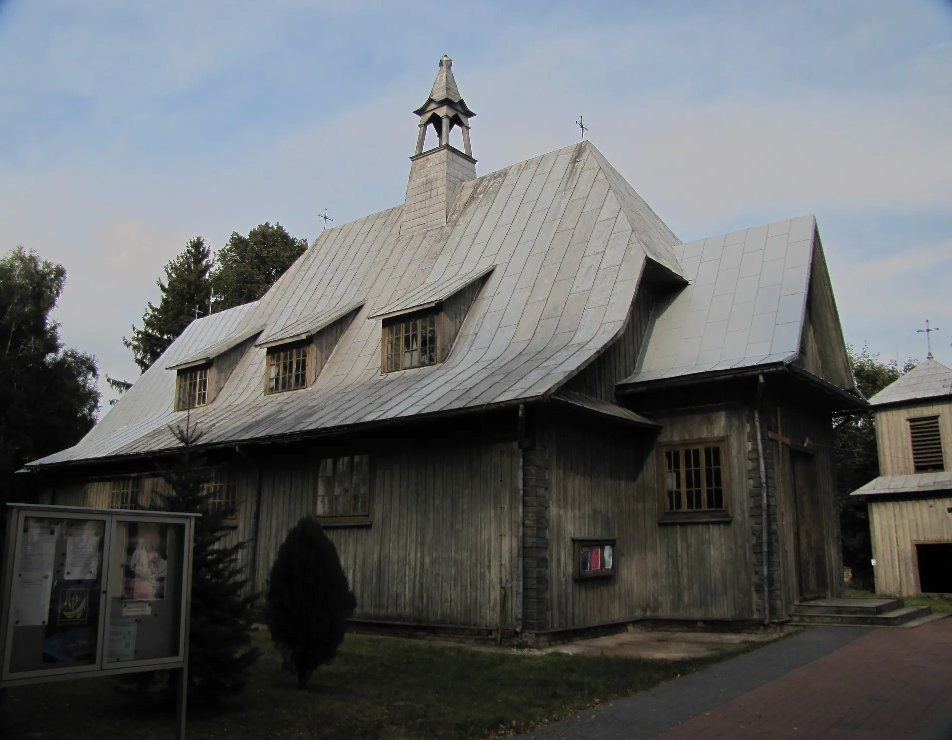 Photo showing: Tworyczów - kościół pw. śś. Piotra i Pawła, drewniany (1932 r.) oraz drewniana dzwonnica z 1949 r. (zabytek nr rejestr. A/393)