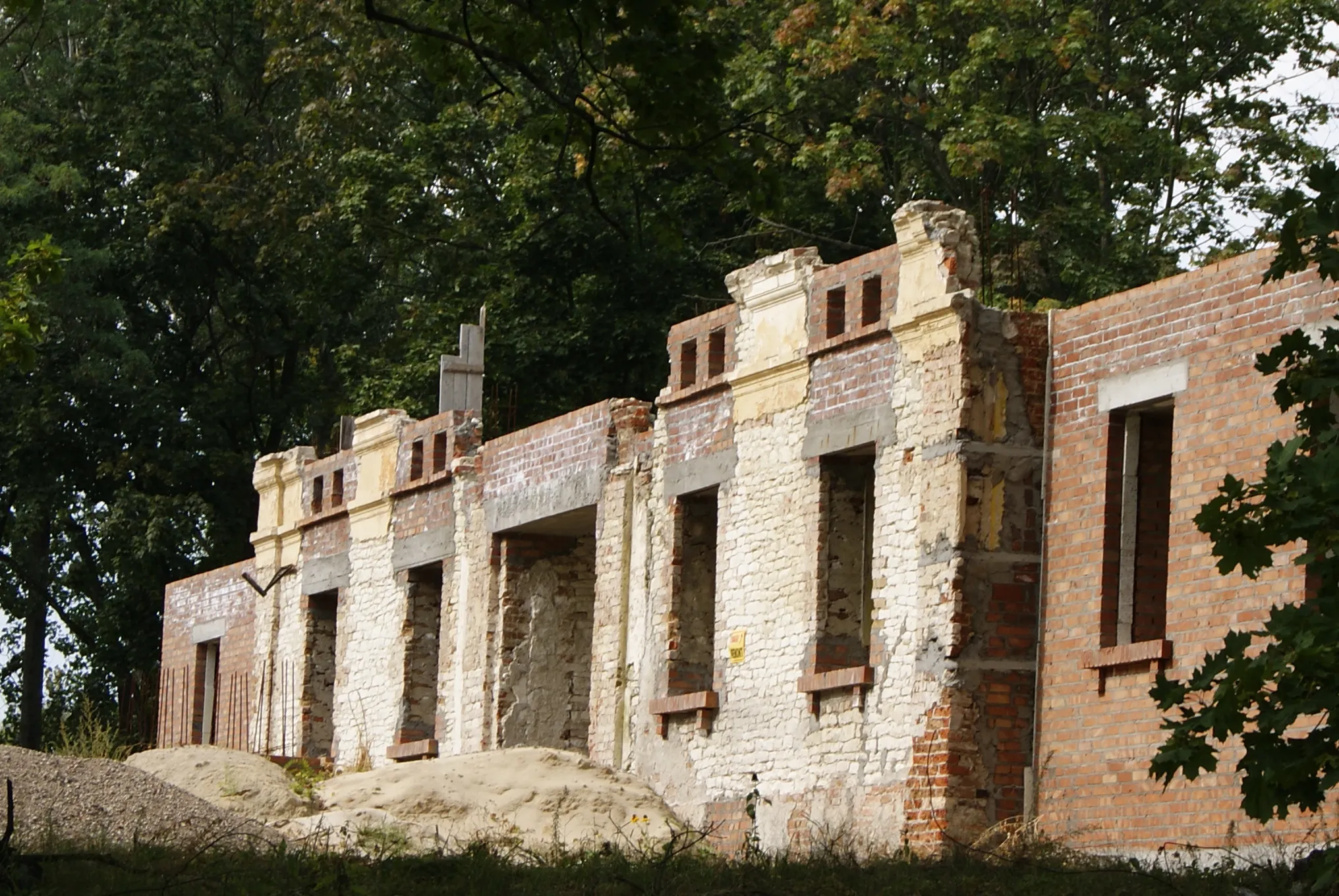 Photo showing: Chojeniec - zespół dworski Węglińskich: dwór (mur. XIX w.), park z I połowy XX w. (zabytek nr rejestr. A/114/20)