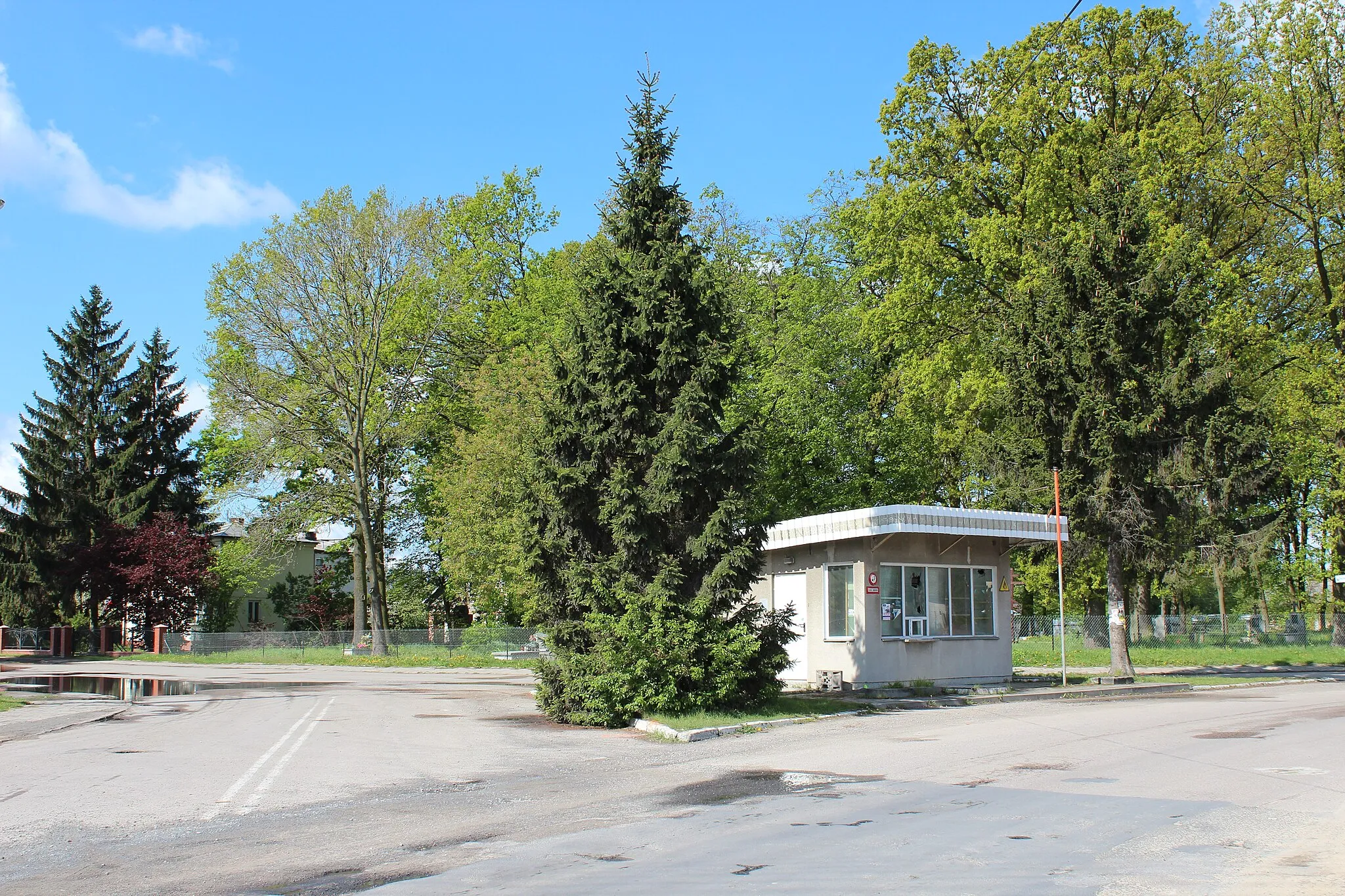 Photo showing: Cyców - old filling station