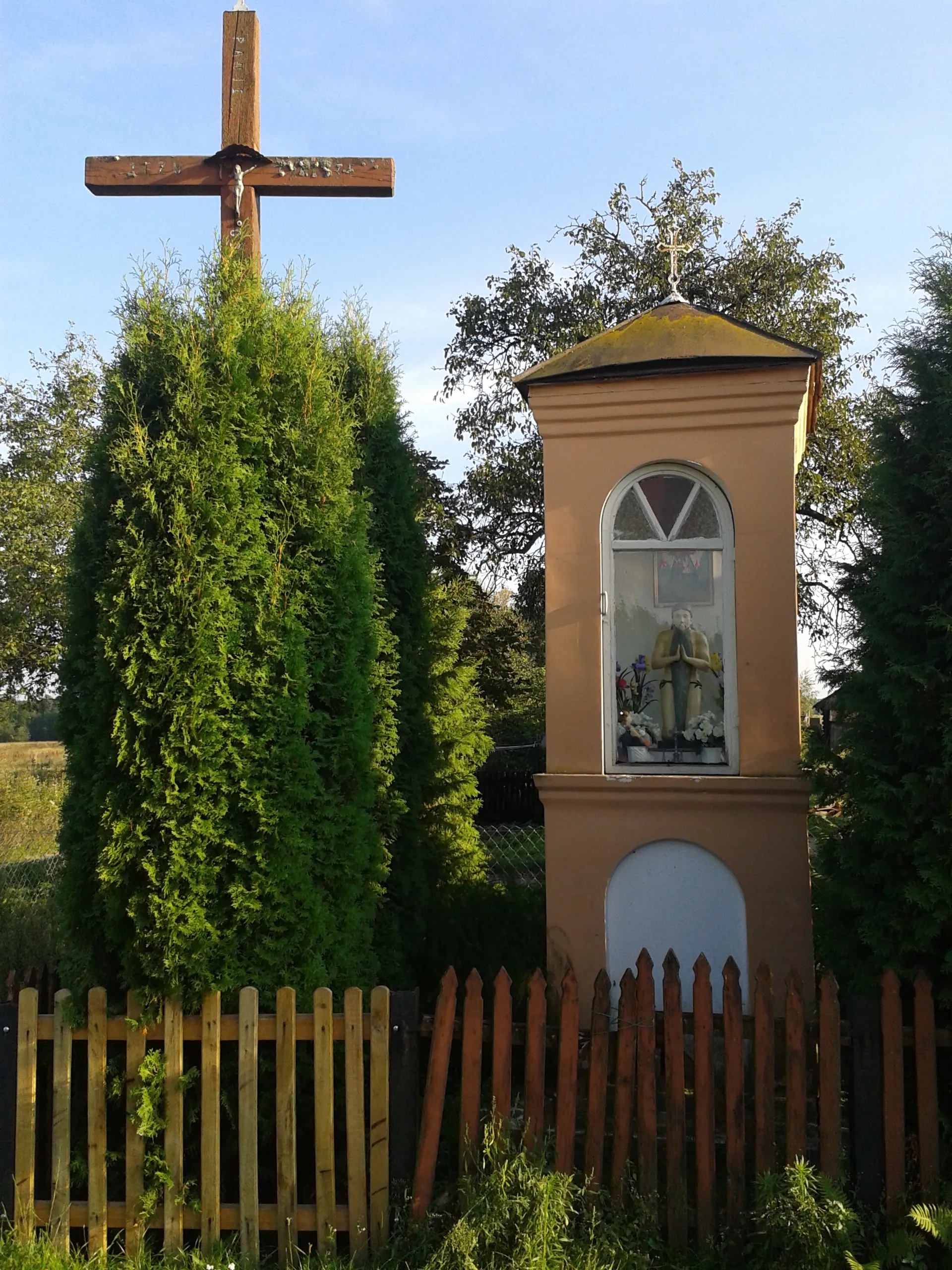 Photo showing: Kapliczka przydrożna z figurą św. Onufrego w Dobryniu Małym przy wyjeździe ze wsi w kierunku wschodnim