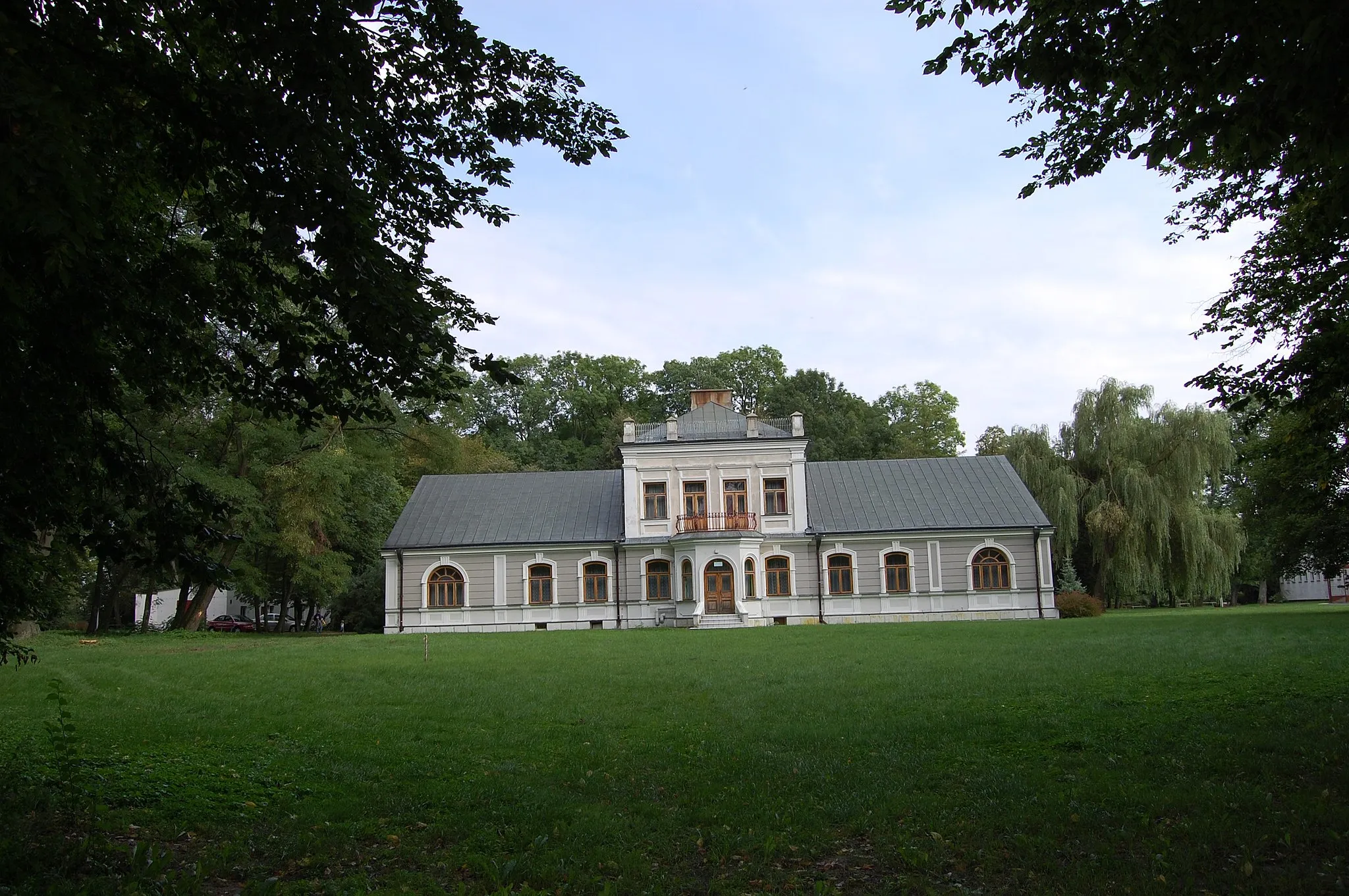 Photo showing: Widok tylnej elewacji pałacu w Wilczynie (spod bramy)