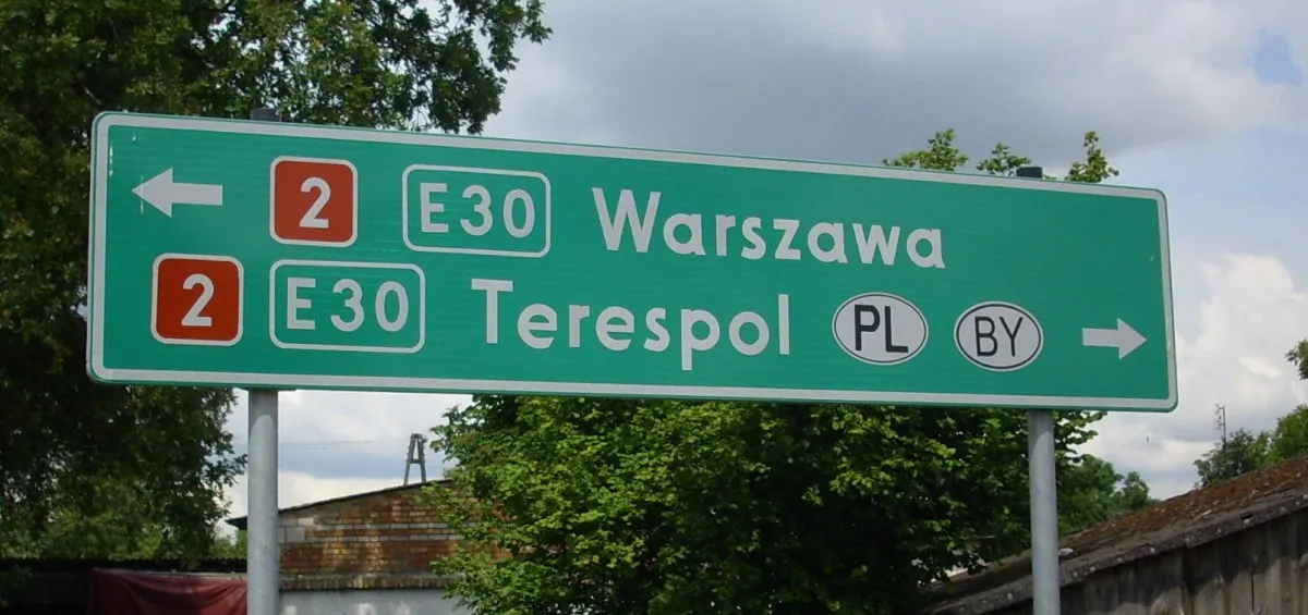 Photo showing: Drogowskaz w Sławacinku Nowym przed drogą krajową nr 2.