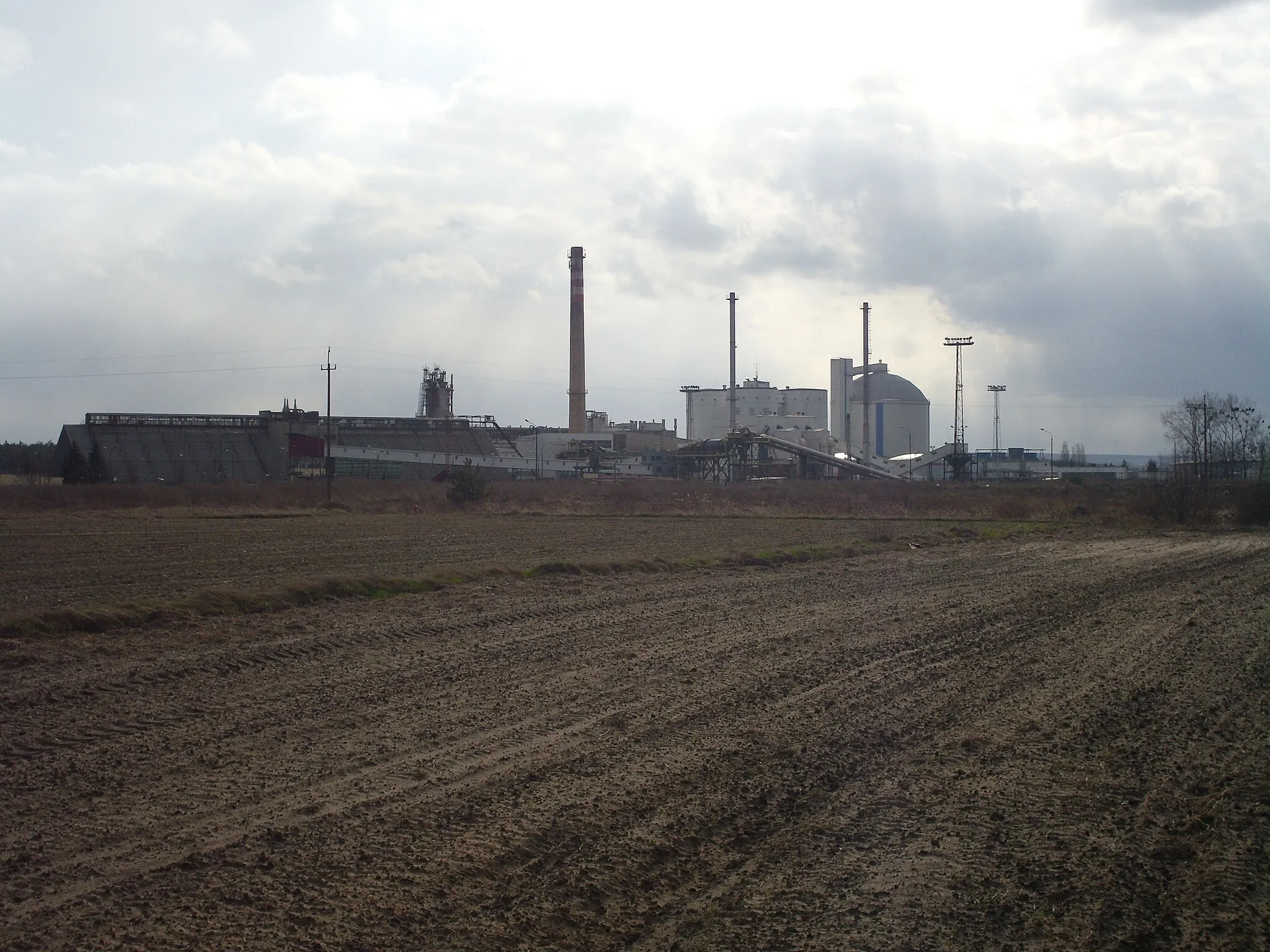 Photo showing: Siennica Nadolna - "Krasnystaw sugar factory" (Cukrownia Krasnystaw), Poland, as seen from a road to Krupiec.