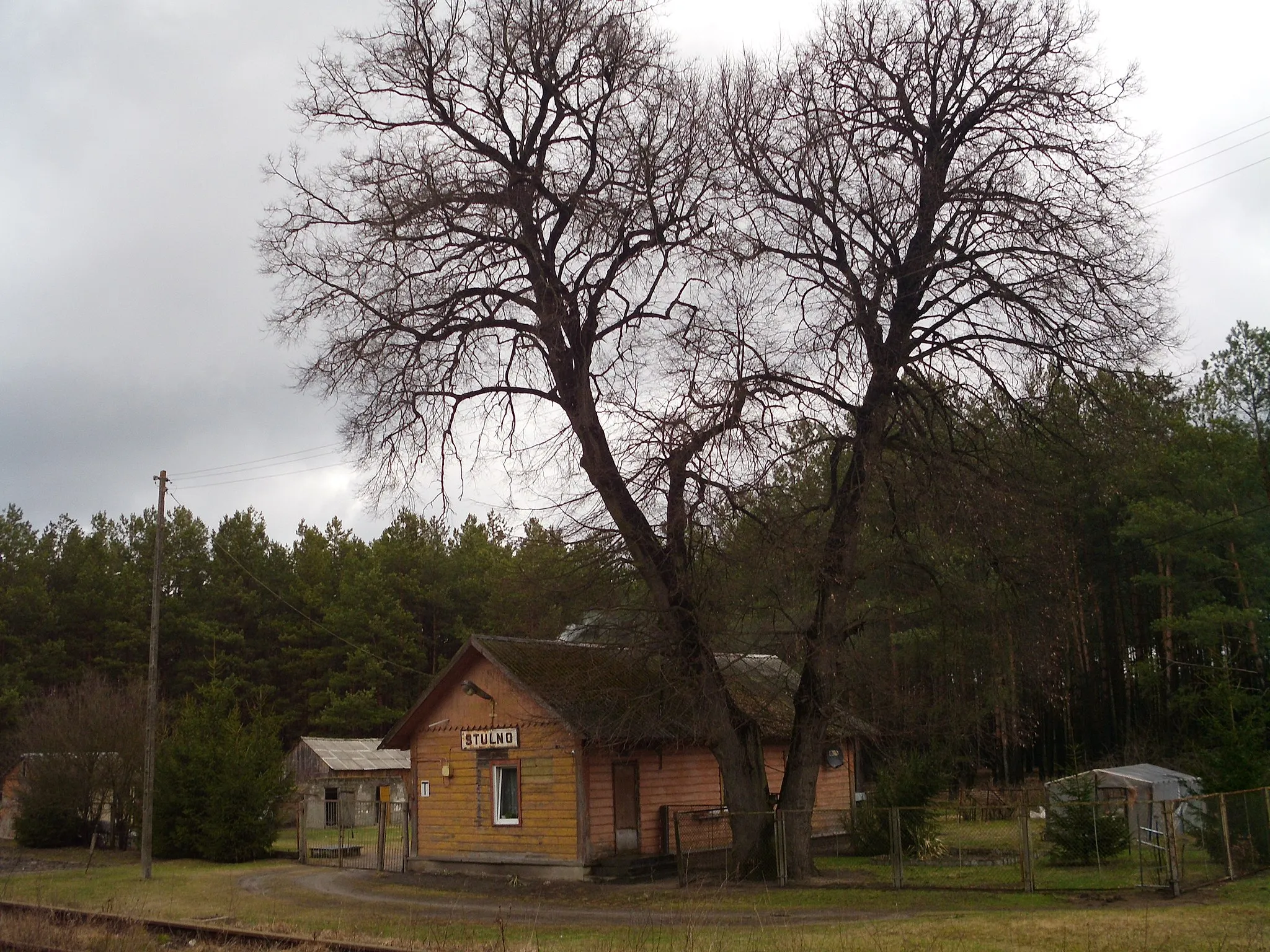 Photo showing: Building of a former train stop in Stulno, Poland, on a train route from Chełm to Włodawa.