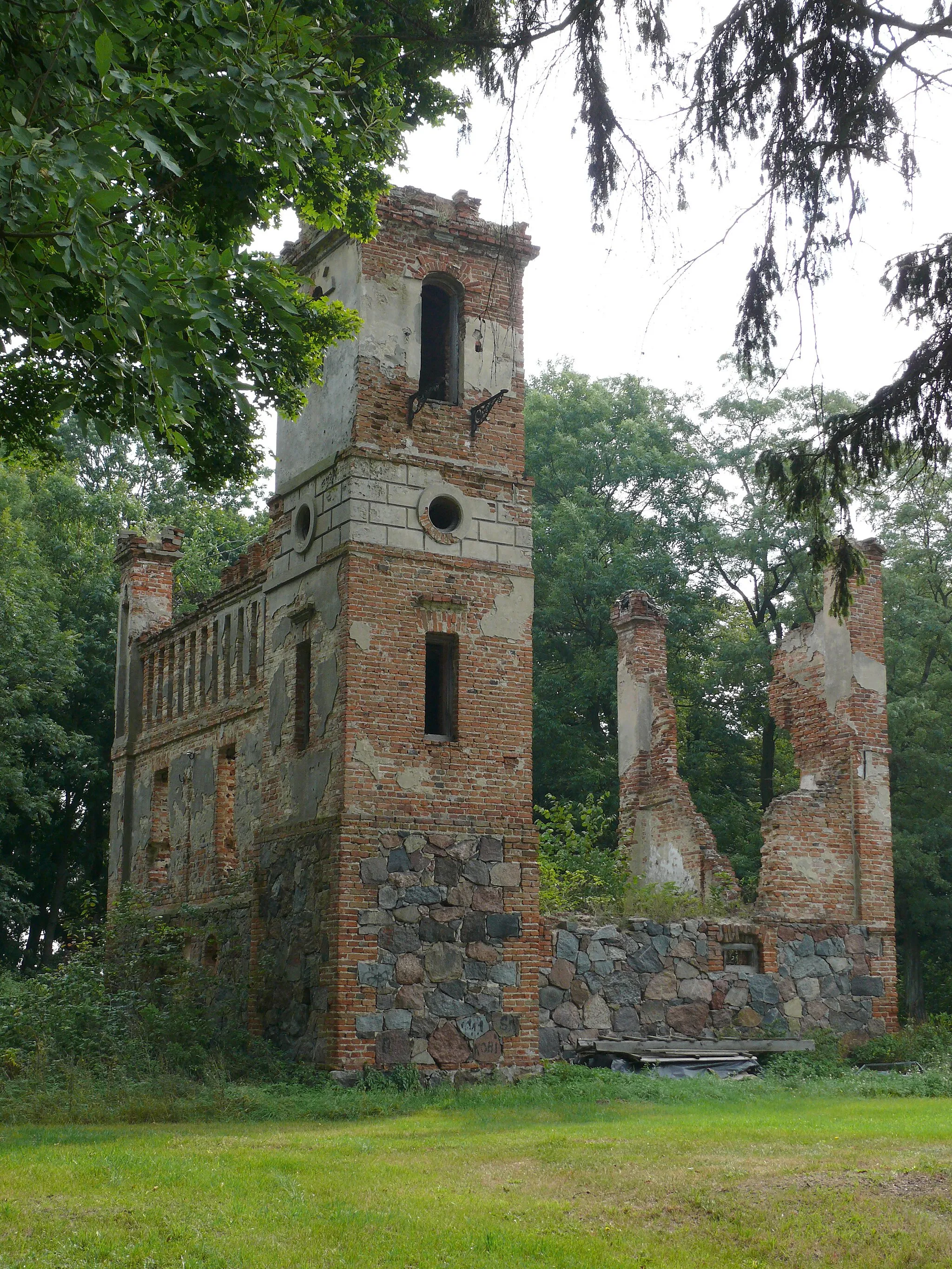 Photo showing: Pawilon ogrodowy (1895r.) w zespole dworskim (fot.1) - Woskrzenice Duże, powiat bialski, gmina Biała Podlaska, woj. lubelskie (Zabytek nr.A-125 z 31.12.1983)