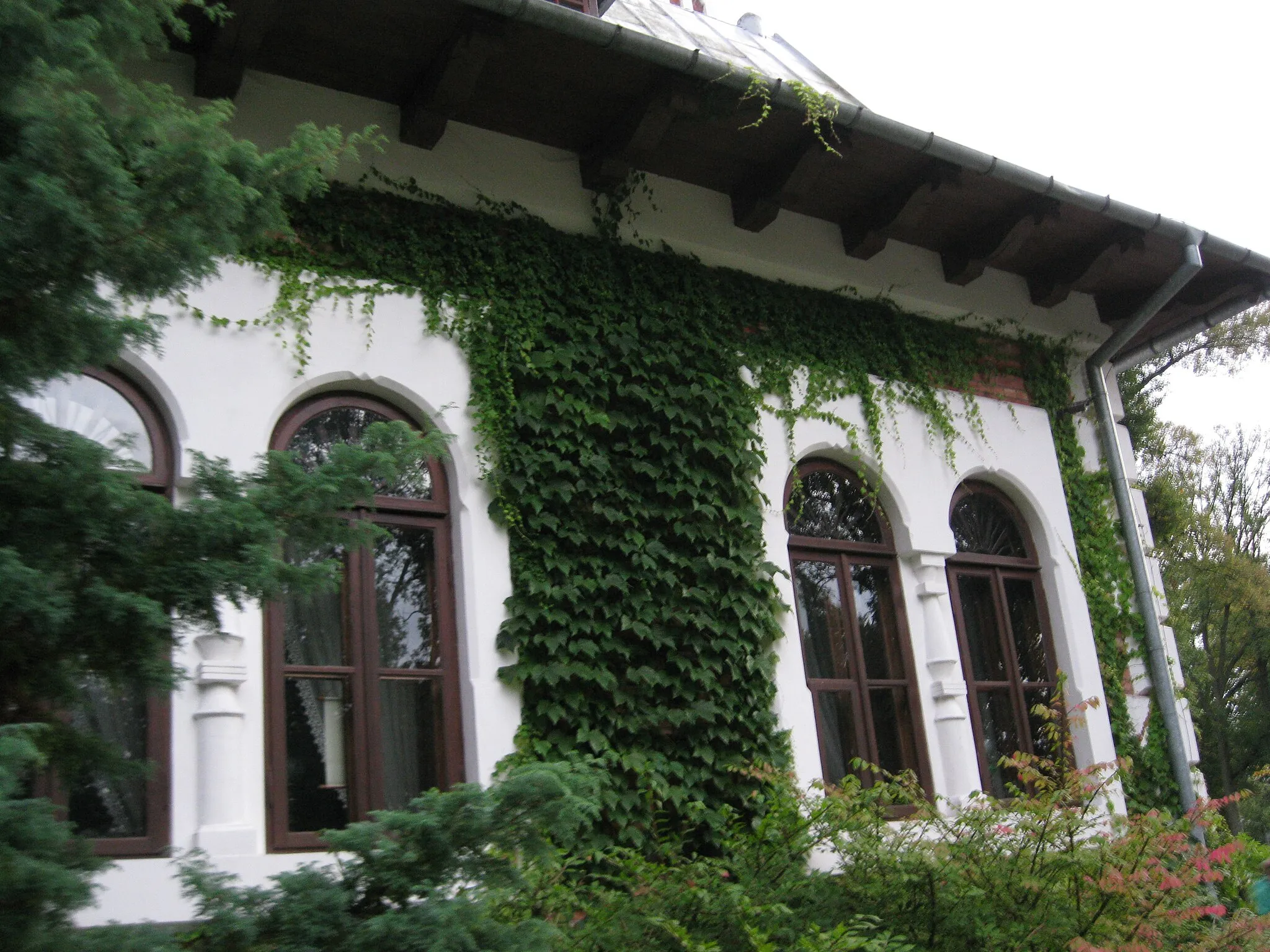 Photo showing: Łańcuchów - zespół dworski:
- dwór
- kuchnia
- kapliczka św. Jana Nepomucena
- park (zabytek nr rejestr. A/594 z 08.05.1972)