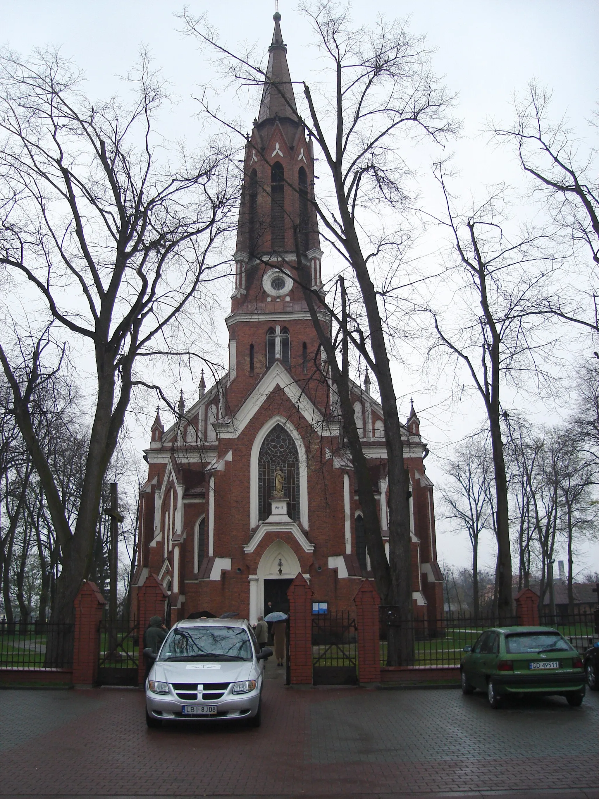 Photo showing: Neogotycki kościół parafialny pod wezwaniem św. Piotra i Pawła w Łomazach zbudowany w latach 1906-11 r.